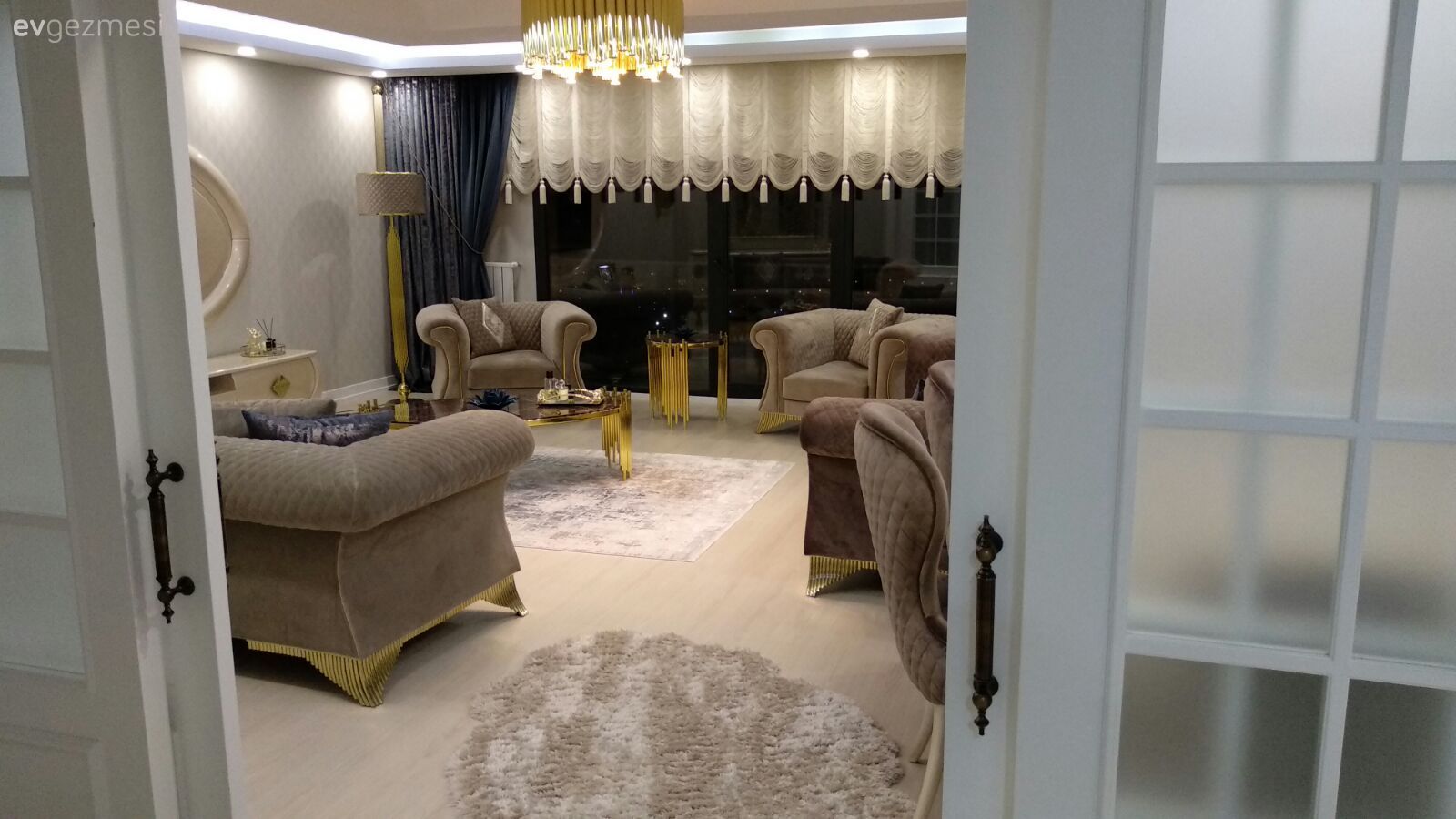 Salon, Art deko, Klasik, Alitalyan perde, Perde, Fon perde, Lacivert, Altın, Kahverengi, Krem, Beyaz, Berjer, Koltuk takımı, Post halı, Halı, Orta sehpa, Sehpa, Metal ayaklı sehpa