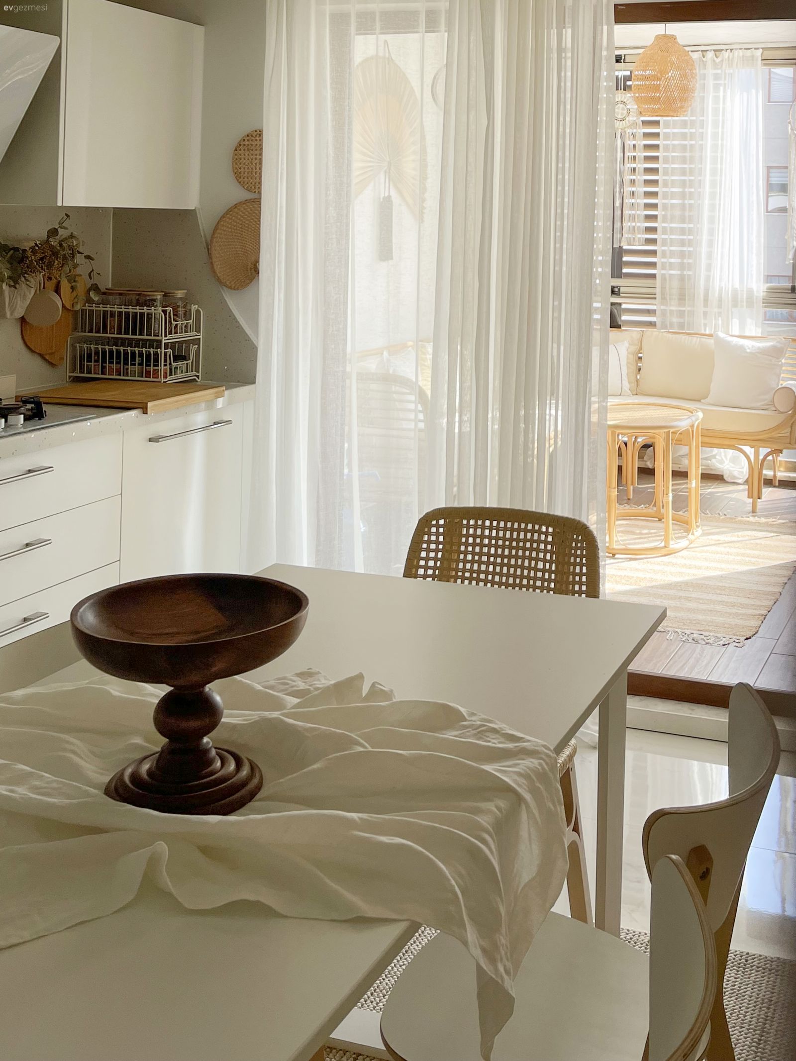 Beyaz, Bej, Krem, Mutfak tezgahı, Mutfak, Mutfak tezgah arası, Tezgah arası doğal taş, Mutfak aksesuarları, Mutfak tülü, Mutfak perdesi, Mutfak masası, Sandalye