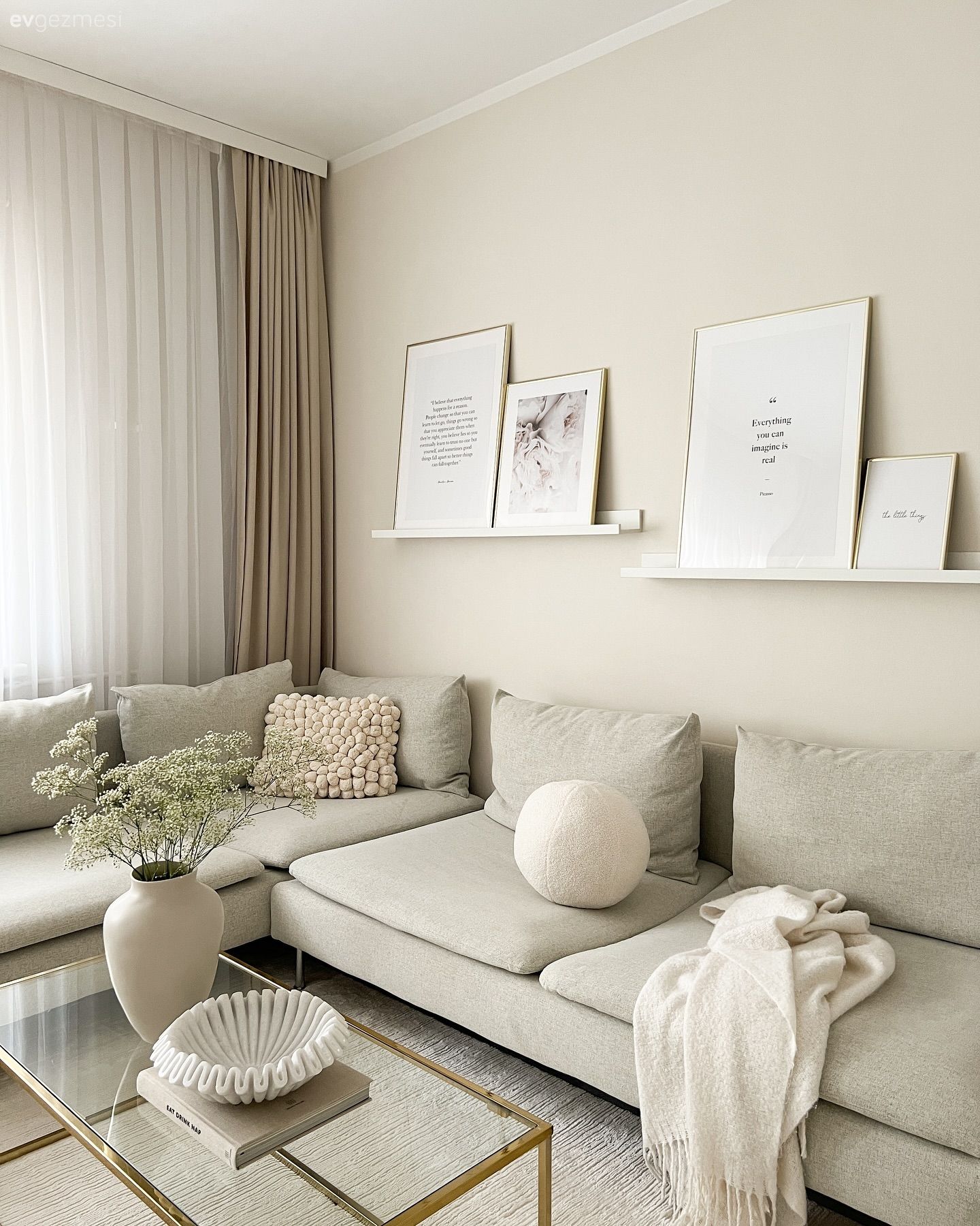 Salon, İskandinav, Beyaz, Bej, Gri, Köşe koltuk, Koltuk takımı, Fon perde, Perde, Tül perde, Cam orta sehpa, Orta sehpa, Duvar rafı, Duvar dekorasyonu, Avize, Aydınlatma, Salon avizesi, Dekoratif Objeler