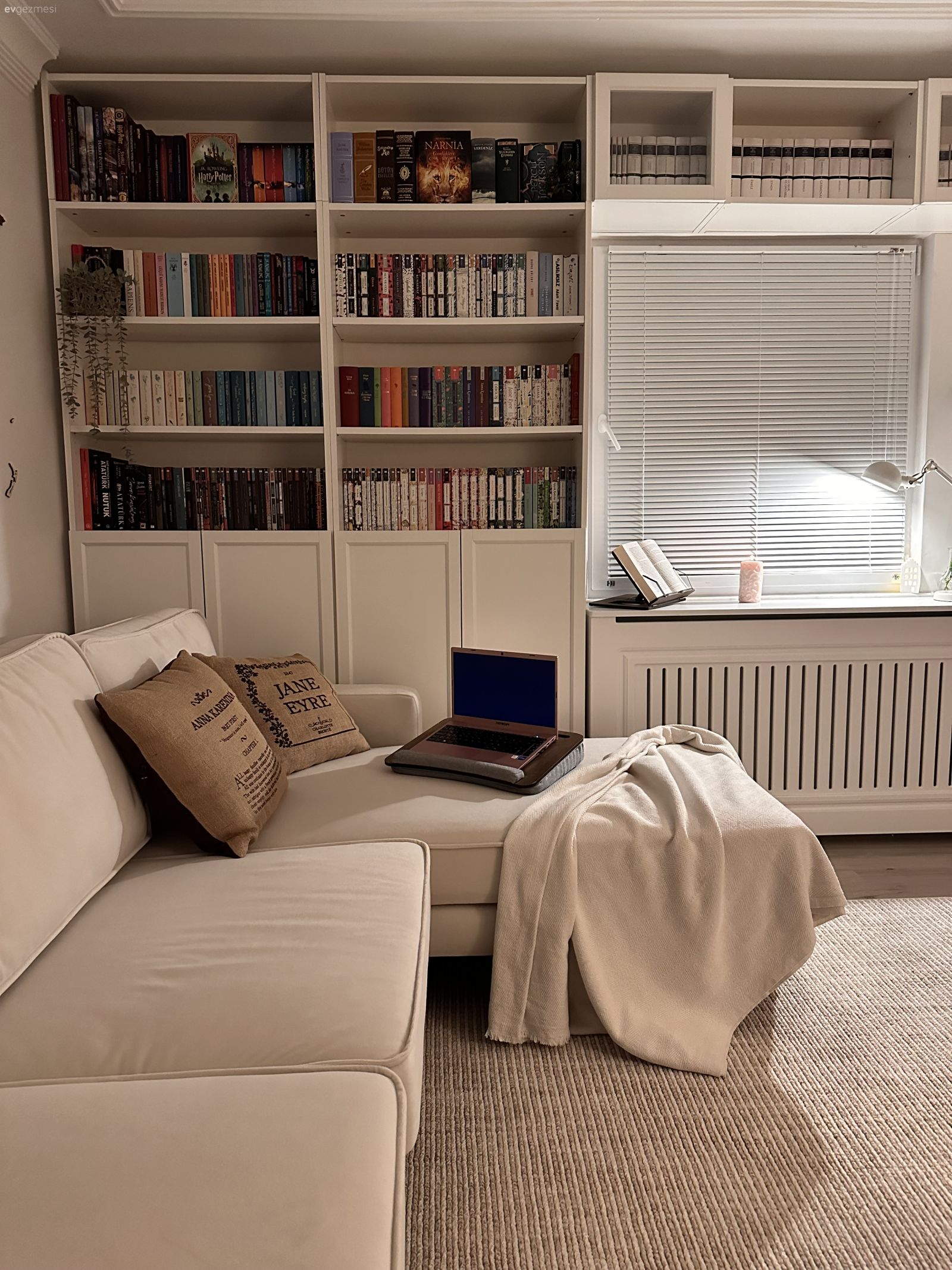 Pencerenin Etrafında Koca Kitaplık: İyi Fikirlerle Dolu Zonguldak Evi!