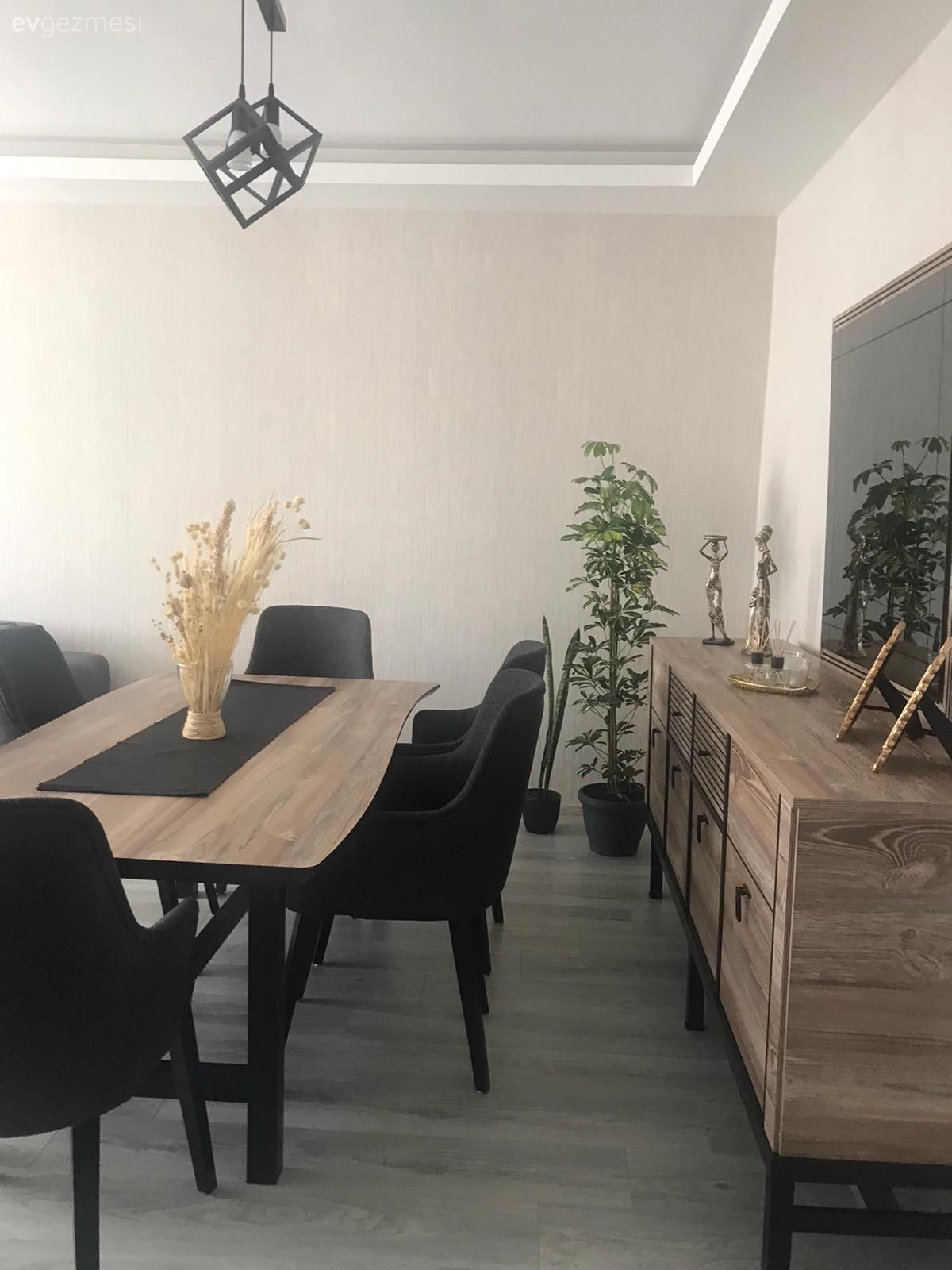 Yemek masası, Sandalye, Yemek Odası, Ahşap Mobilya, Siyah, Ev bitkisi, Pampas otu, Ayna, Şamdan, Ev Aksesuar, Yemek odası avizesi, Avize, Aydınlatma