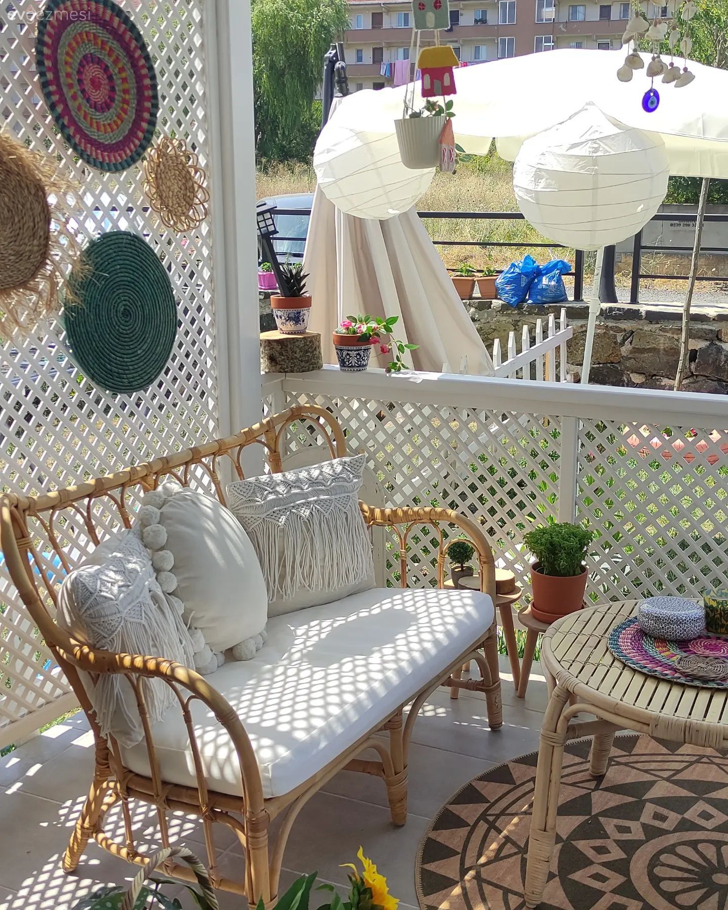 Beyaz, Hasır Bir de Canlı Tonlar: Tekirdağ'dan Capcanlı Bir Veranda!