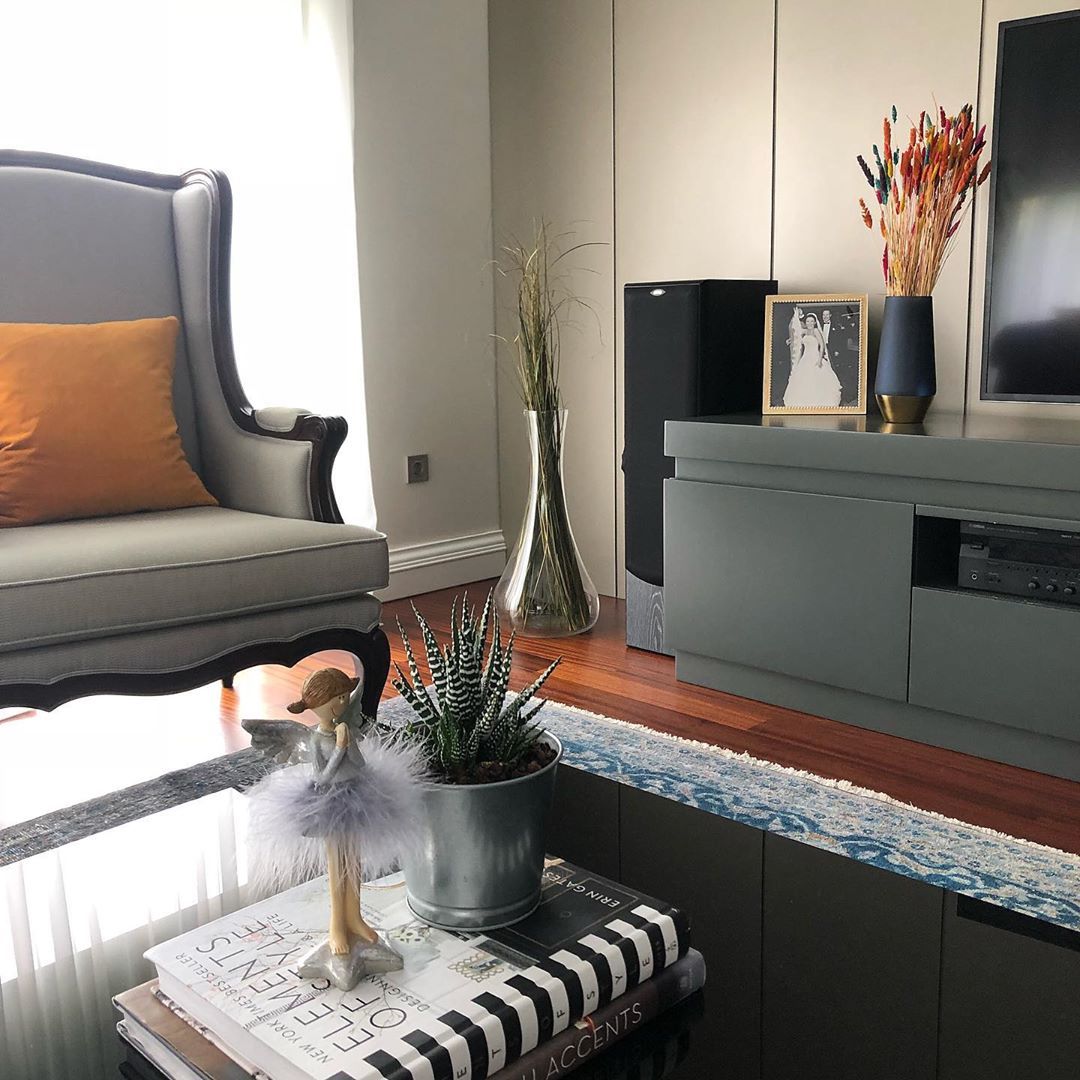 Salon, Duvar dekorasyonu, Duvar çıtalama, Siyah, Bej, Orta sehpa, Tv ünitesi, Vazo, Ev Aksesuar, Sehpa üstü aksesuarı, Berjer, Kırlent, Halı, Salon halısı, Antrasit  