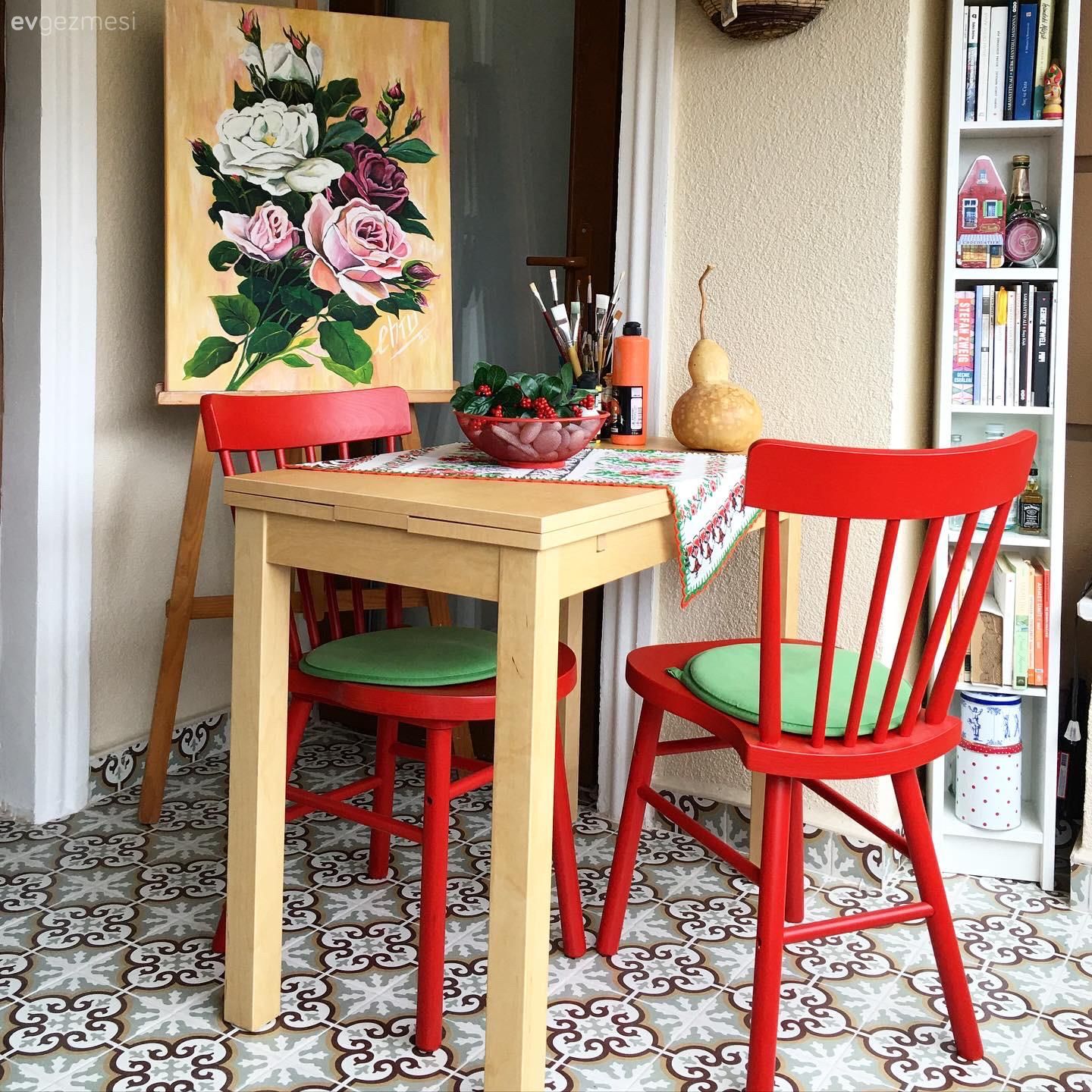 Balkon, Kırmızı, Yeşil, Ahşap Mobilya, Balkon masası, Sandalye, Tablo, Balkon zemini