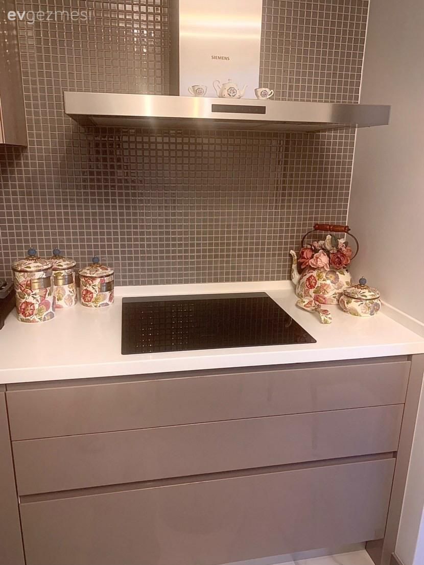 Bu İzmir Evinde Dingin Renkler Gösterişli Detaylarla Hareketlenmiş