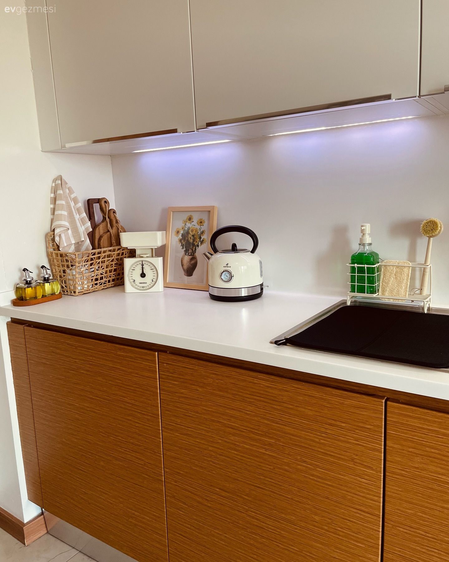 Ev Gezmesi: Duvar Tabaklarının Zarafetini Örneklendiren Bir Mutfak!