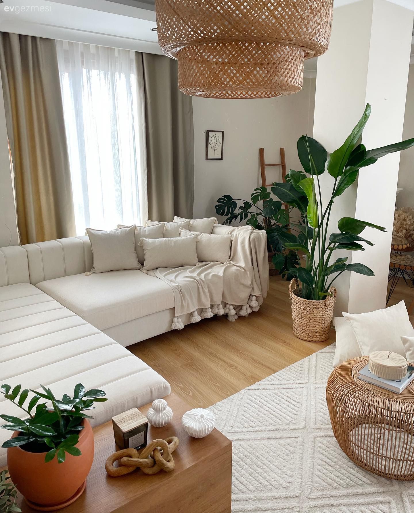 Enerjisi Bir Hayli Yüksek Bu Dekora Köşe Koltuk Pek Yakışmış!