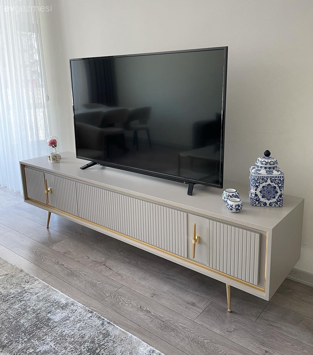Tv ünitesi, Beyaz, Altın, Tv ünitesi aksesuarları, Ev Aksesuar, Vazo, Halı