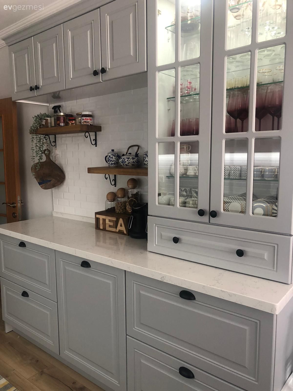 Gri mutfak, Beyaz, Shaker kapaklı dolaplar, Mutfak, Metro seramik, Seramik, Mutfak rafı, İskandinav