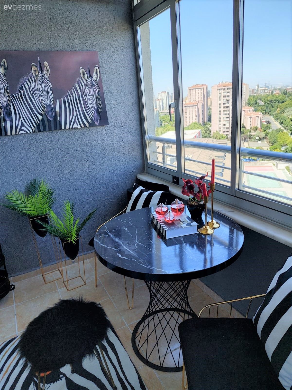 Bu İstanbul Evinde Uyumlu Renkler Işıltılarla Hareket Kazanmış