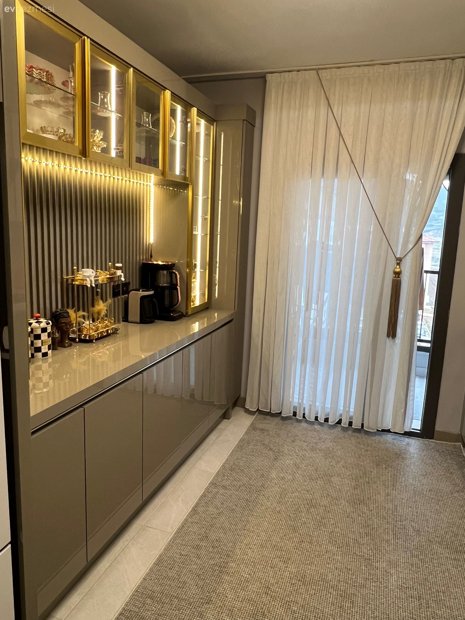 Mutfak, Koridor tipi mutfak, Gri, Beyaz, Mutfak tezgahı, Mutfak tezgah arası, Tezgah arası seramik, Mutfak halısı, Mutfak perdesi, Cam kapaklı dolap, Mutfak aksesuarları, Vizon