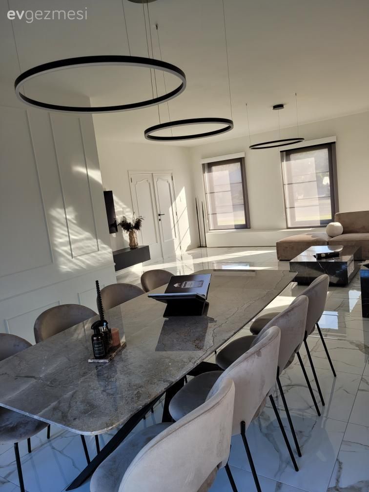 Salon, Modern, Beyaz, Siyah, Pudra pembe, Köşe koltuk, Koltuk takımı, Orta sehpa, Sehpa, Avize, Aydınlatma, Salon avizesi, Zemin seramikleri, Yan sehpa, Mermer, Sandalye, Yemek masası, Bej, Dekoratif Objeler