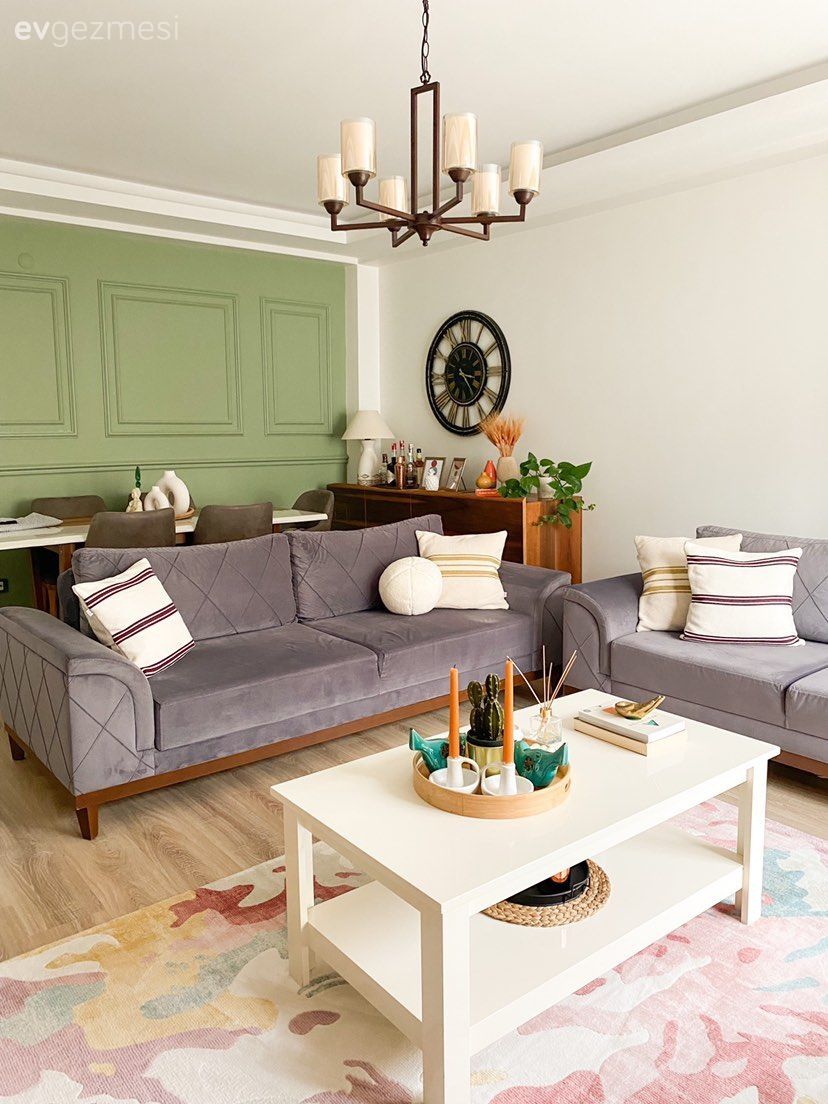Salon, Modern, Gri, Beyaz, Yeşil, Yeşil duvar, Orta sehpa, Sehpa, Halı, Salon halısı, Koltuk takımı, Ahşap Mobilya, Duvar çıtalama, Konsol, Sandalye, Yemek masası, Metal duvar saati, Kırlent, Ev tekstili, Eklektik