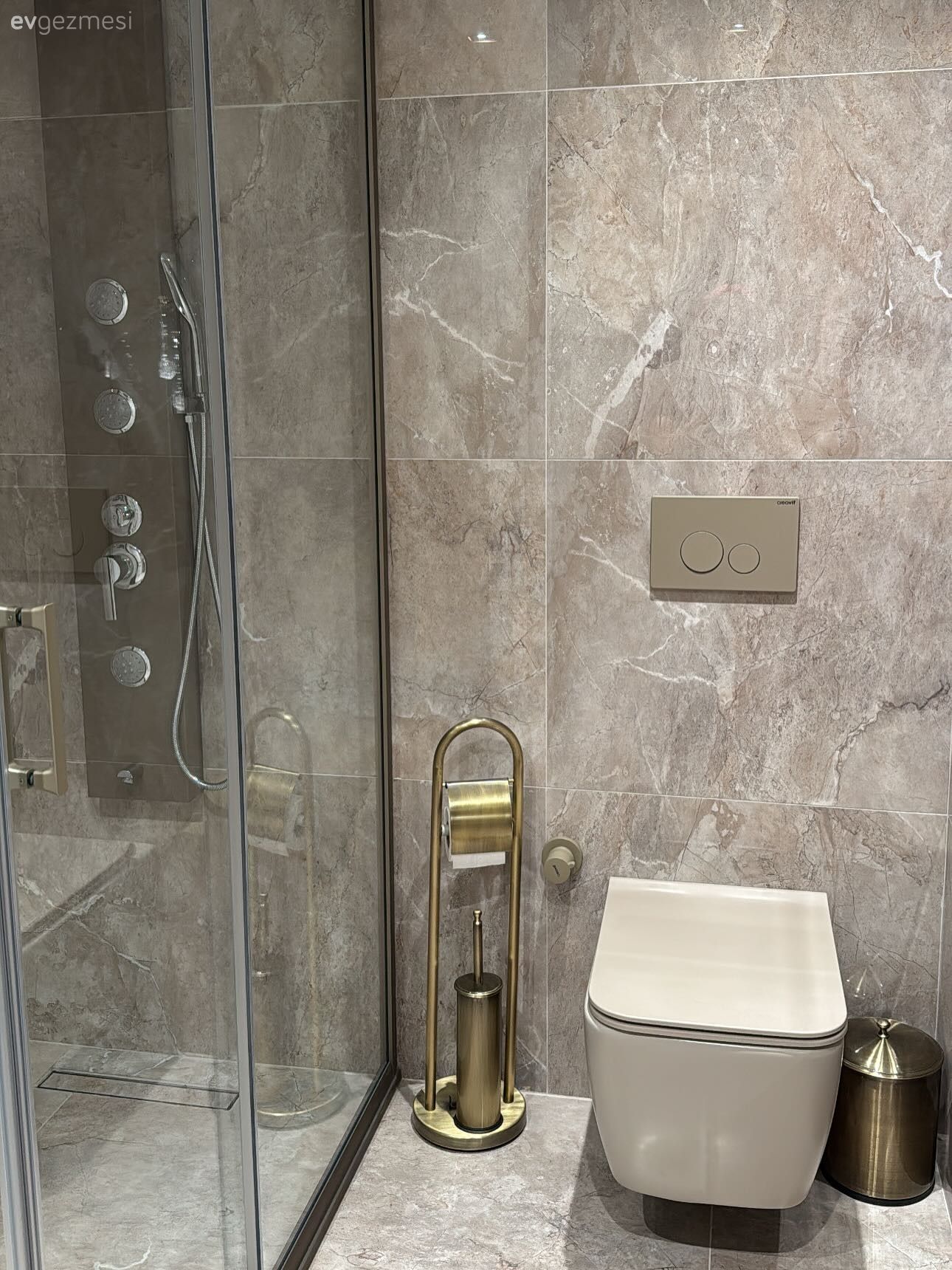 Yeni Yapılan Bu Evin Açık Mutfağı ve Banyosu Zarif Seçimlerle Dolu