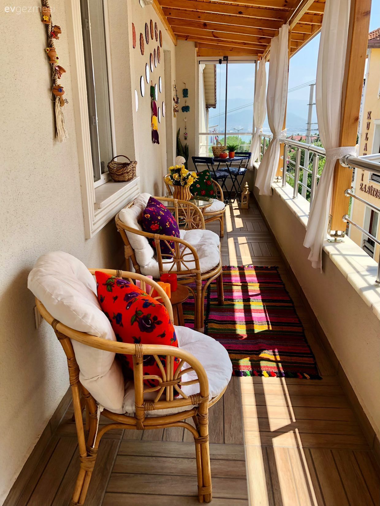Teras, Bohem Dekorasyon, Turuncu, Mor, Mavi, Beyaz, Rattan sandalye, Hasır sandalye, Balkon oturma grubu, Balkon, Sandalye, Balkon masası, Kilim, Halı, Dekoratif Objeler