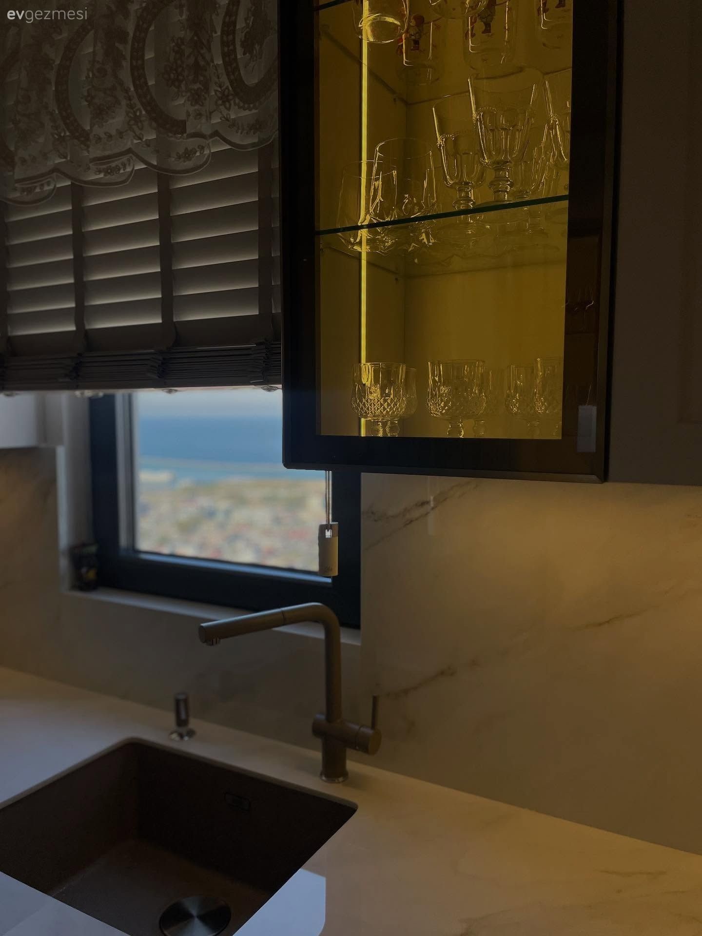 Mutfak tezgahı, Mutfak, Mutfak tezgah arası, Porselen tezgah, Mutfak perdesi, Jaluzi, Cam kapaklı dolap, Beyaz, Siyah, Mutfak bataryası, Eviye , Pencere önü eviye