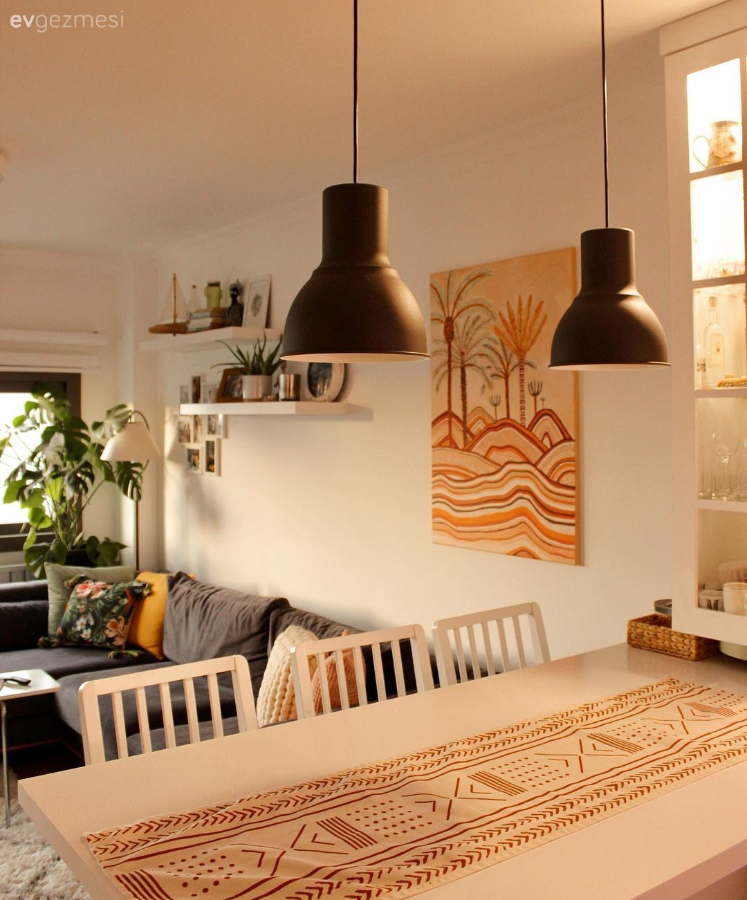 Salon, İskandinav, Gri, Turuncu, Beyaz, Köşe koltuk, Koltuk takımı, Kırlent, Ev tekstili, Ev bitkisi, Halı, Krem, Duvar rafı, Duvar dekorasyonu, Tablo, Sandalye, Yemek masası, Avize, Aydınlatma, Sarkıt