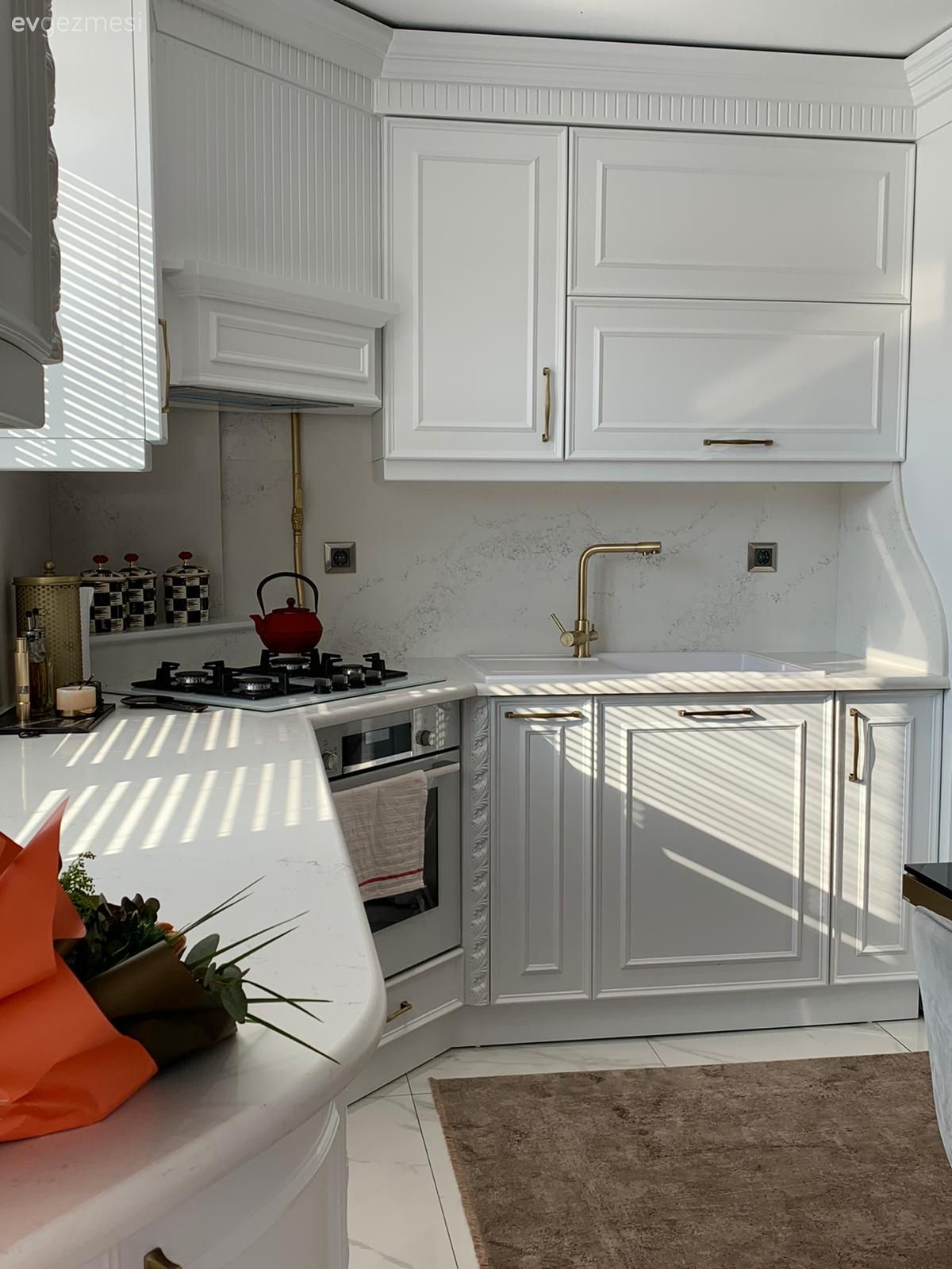 Mutfak, Beyaz, Siyah, Altın, Beyaz mutfak, Mutfak tezgahı, Mutfak tezgah arası, Tezgah arası seramik, Mutfak perdesi, Mutfak rafı, Mutfak halısı