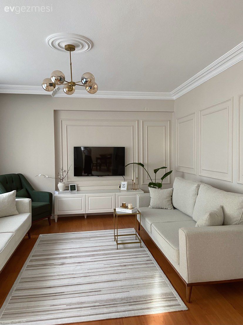 Salon, Modern, Beyaz, Krem, Bej, Duvar çıtalama, Tv ünitesi, Tv ünitesi aksesuarları, Ev Aksesuar, Halı, Yan sehpa, Sehpa, Salon avizesi, Parke, Ev bitkisi, Saksı