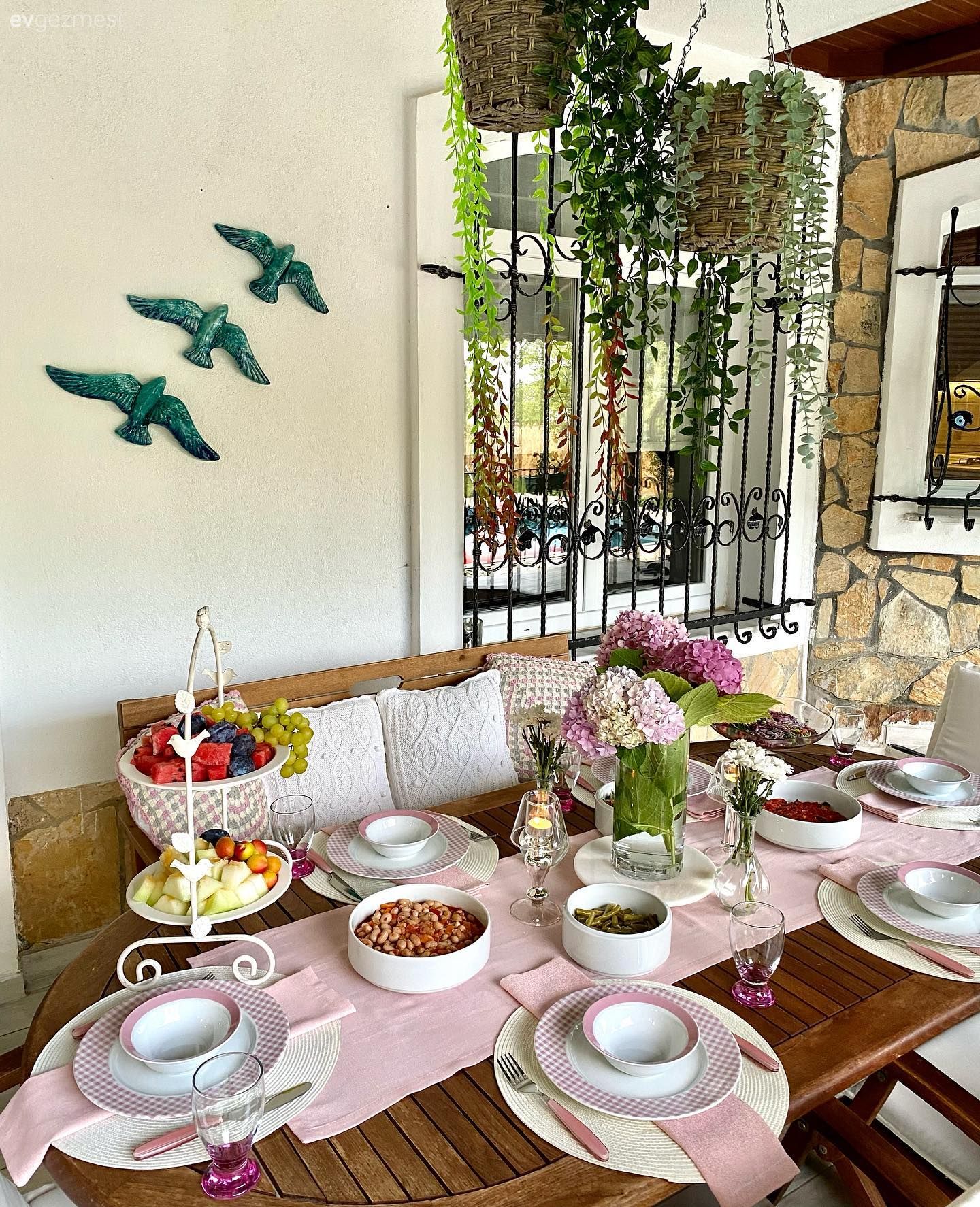 Bu Bahçeye Bakınca Keyifli Sohbet Ortamı Kendiliğinden Geliyor!