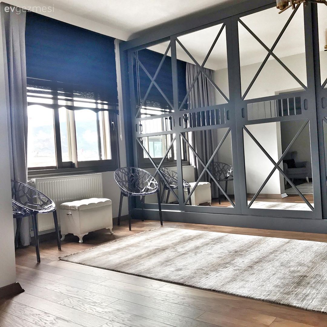 Giyinme odası, Antrasit  , Ayna kapaklı dolap, Ayna, Stor perde, Halı, Fon perde, Perde, Puf, Sandalye