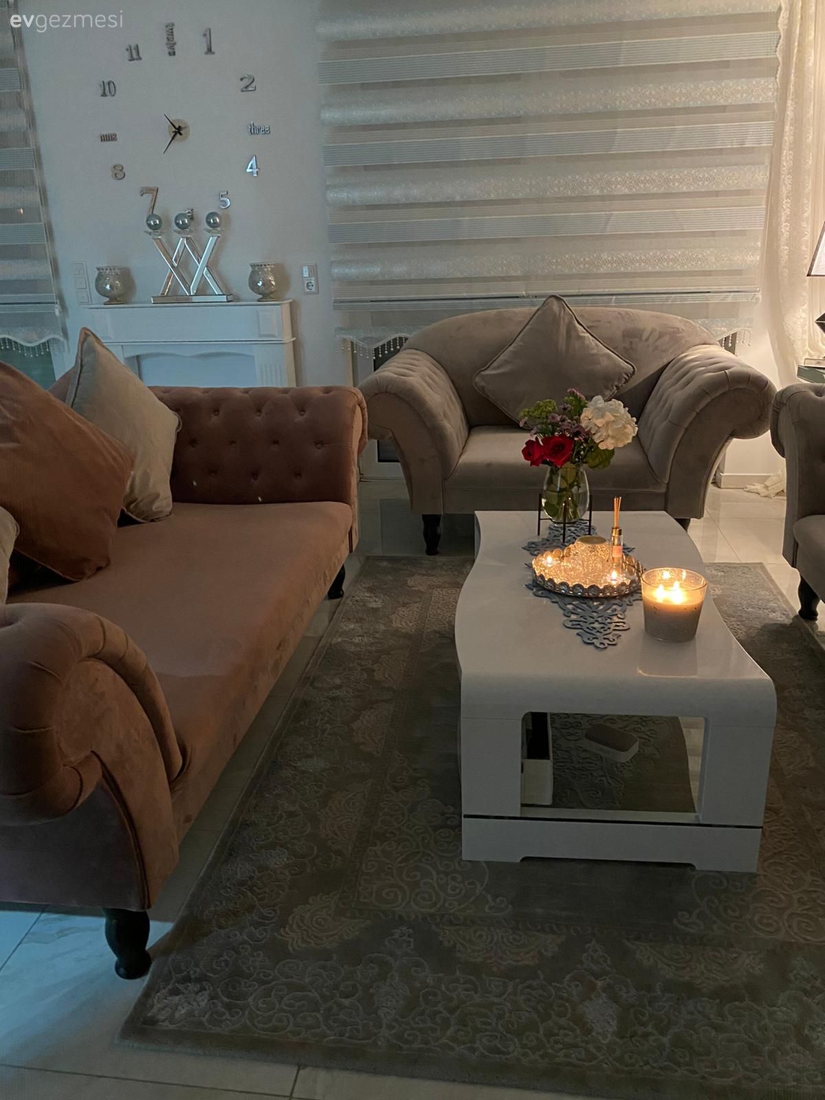 Salon, Modern klasik, Koltuk takımı, Gri, Pudra pembe, Beyaz, Orta sehpa, Sehpa, Sehpa üstü aksesuarı, Ev Aksesuar, Şamdan, Metal duvar saati, Zebra Perde, Perde, Halı, Kırlent, Ev tekstili