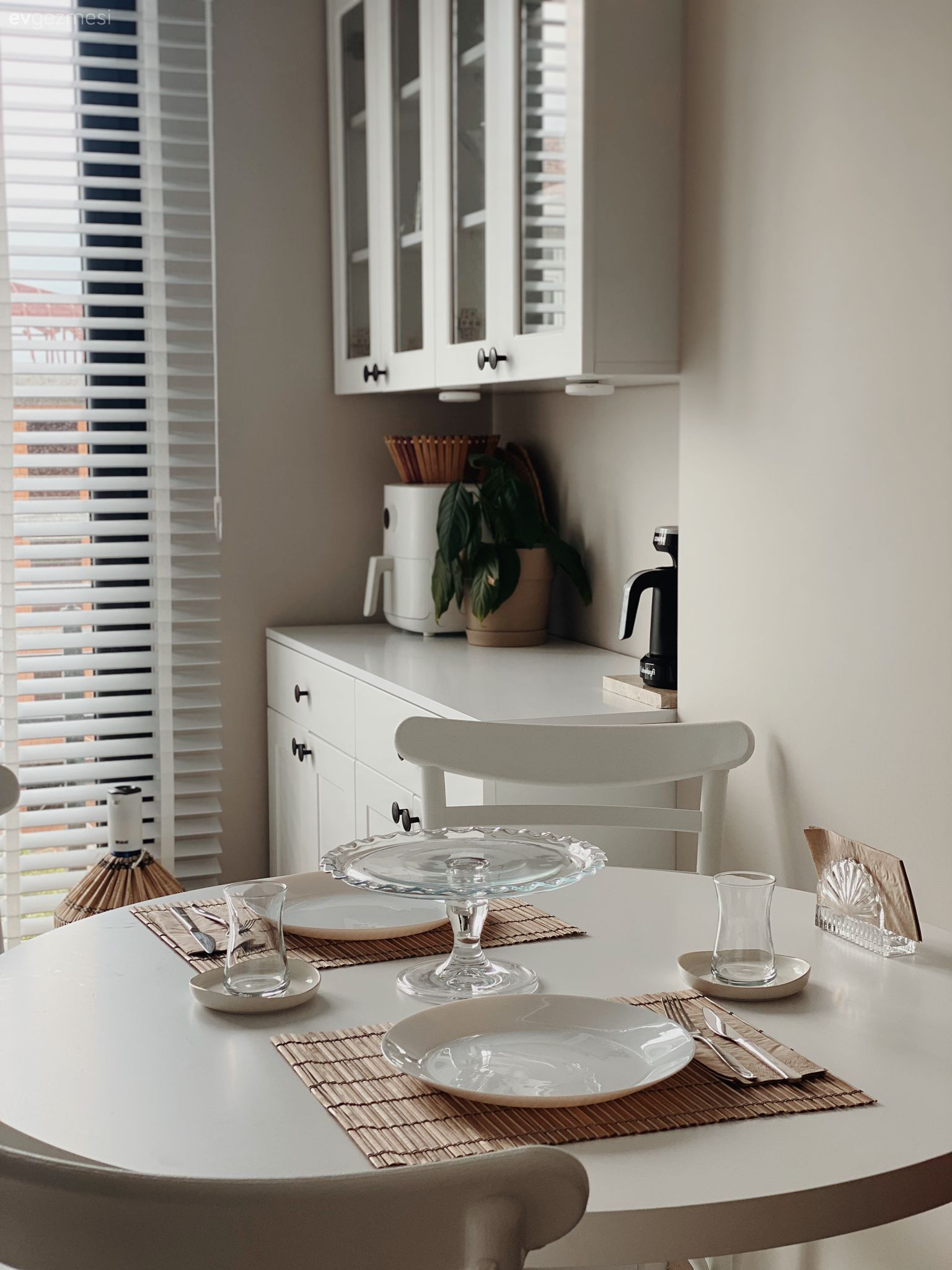 Beyaza Sırtını Dayayan Bu Mutfakta Samimiyet Kaynağı Yuvarlak Masa!