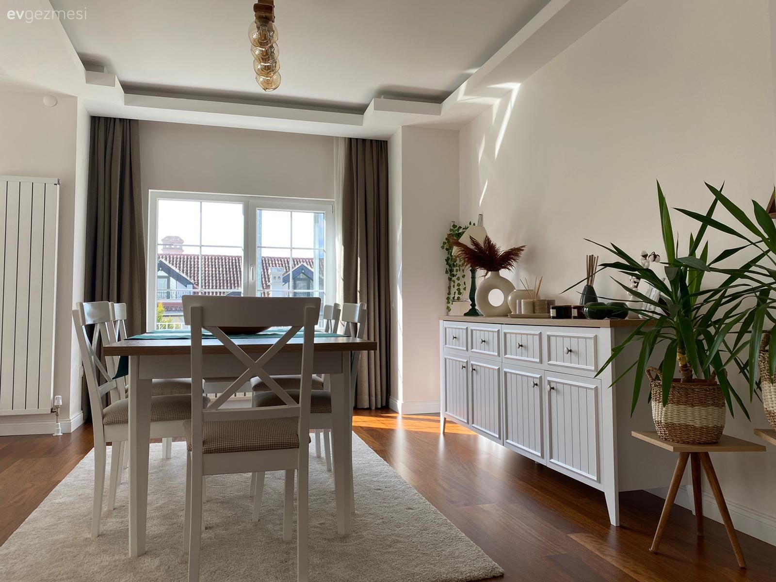 Yemek Odası, Beyaz, Ahşap Mobilya, Parke, Halı, Salon halısı, Sandalye, Yemek masası, Fon perde, Perde, Konsol, Konsol üzeri dekoratif objeleri, Çiçeklik, Saksı, Hasır sepet, Ev bitkisi