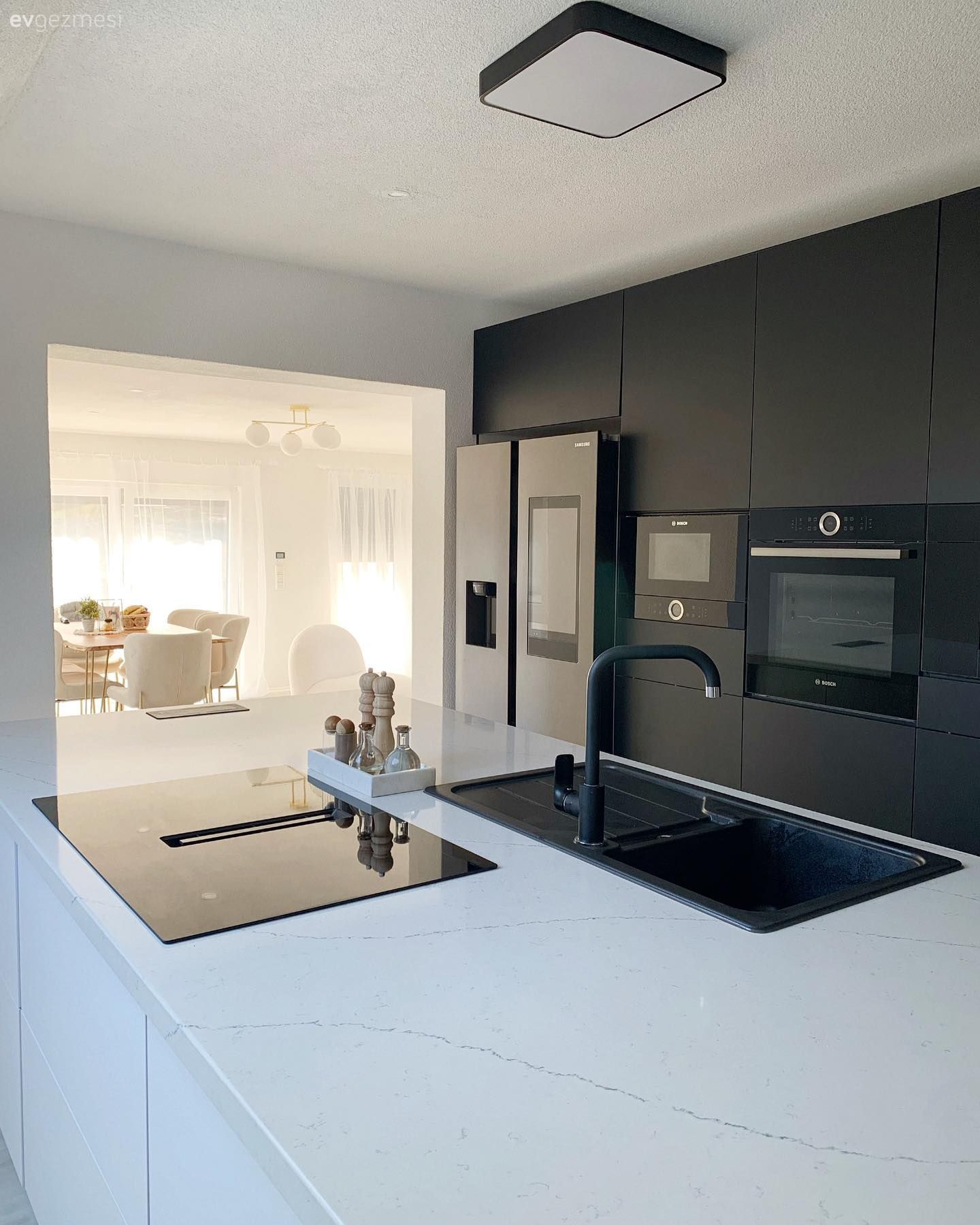 Beyazları Kuşanmış Bu Evde Altın Vurgularla Hareket Sağlanmış