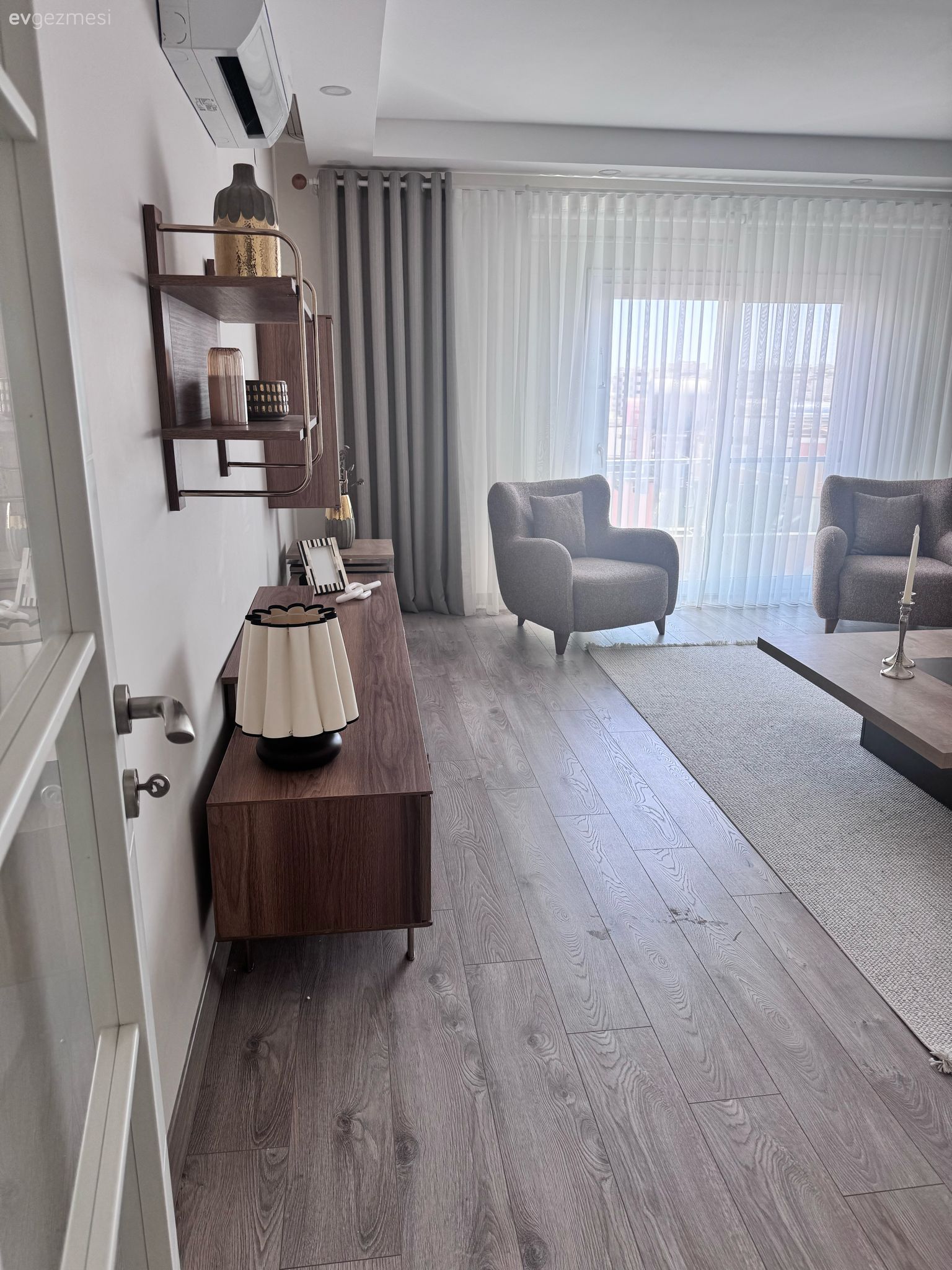 Salon, Modern, Gri, Bej, Beyaz, Krem, Koltuk takımı, Berjer, Tv ünitesi, Tv ünitesi aksesuarları, Ev Aksesuar, Parke, Orta sehpa, Sehpa