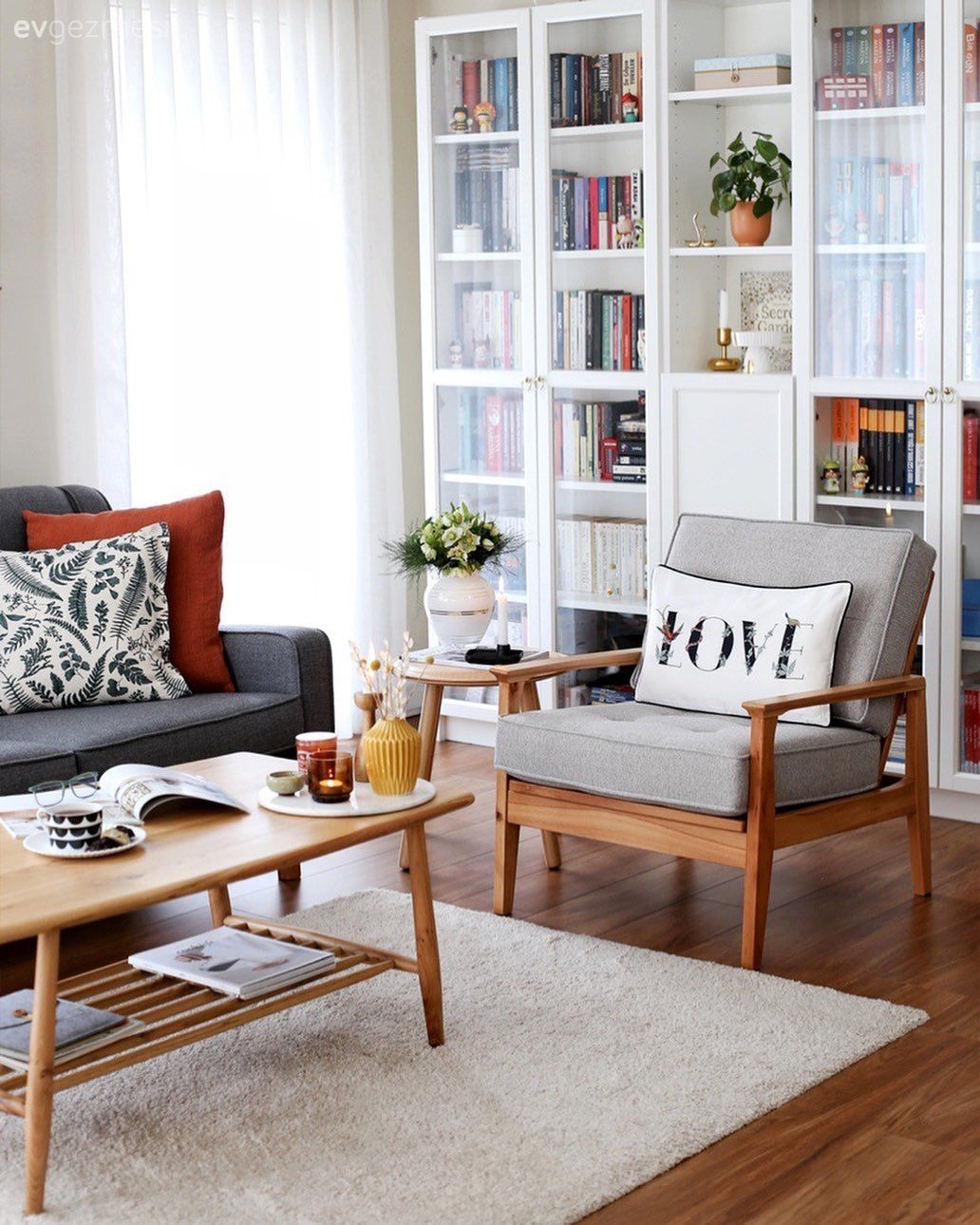 Kitaplık, İskandinav, Gri, Turuncu, Halı, Kırlent, Ev tekstili, Orta sehpa, Sehpa, Hardal, Parke, Tül perde, Perde, Ev bitkisi, Vazo, Ev Aksesuar, Dekoratif Objeler