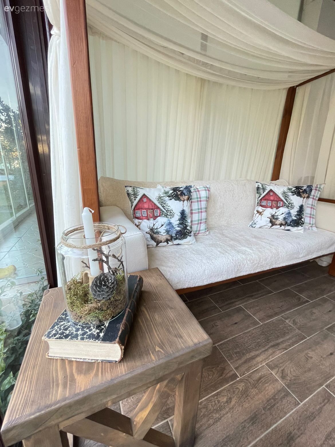 İki Katlı Bu Bahçeli Evde Ahşap ve Bitkilere Doyum Olmuyor!