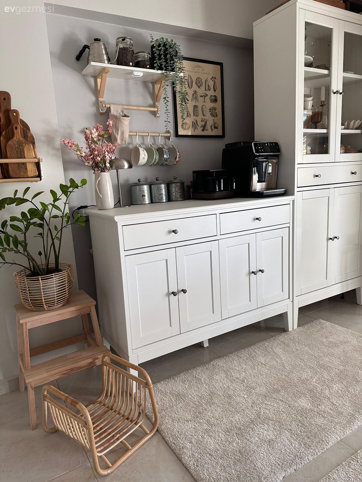 Mutfak, Kahve köşesi, Beyaz, Gri, Mutfak aksesuarları, Mutfak halısı, Ev bitkisi, Dekoratif Objeler