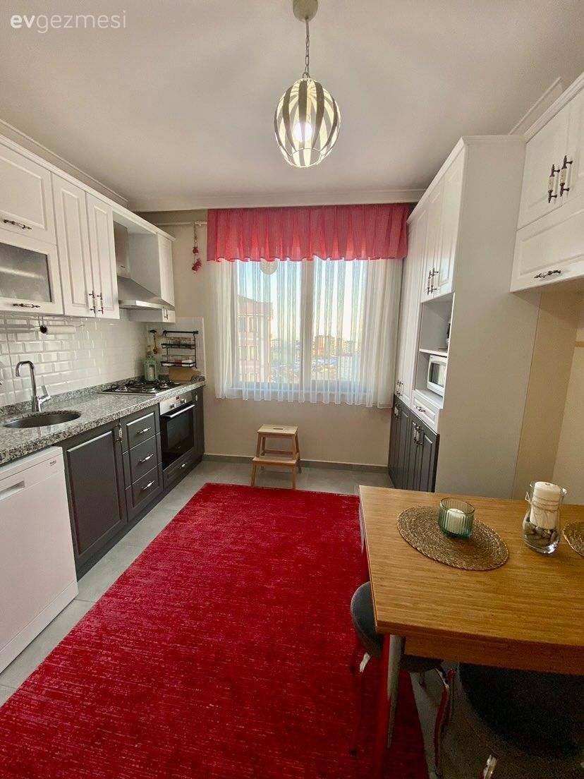 Mutfak, Beyaz, Gri, Kırmızı, Mutfak perdesi, Tül perde, Perde, Mutfak tezgahı, Mutfak tezgah arası, Tezgah arası seramik, Mutfak halısı, Sandalye, Mutfak masası