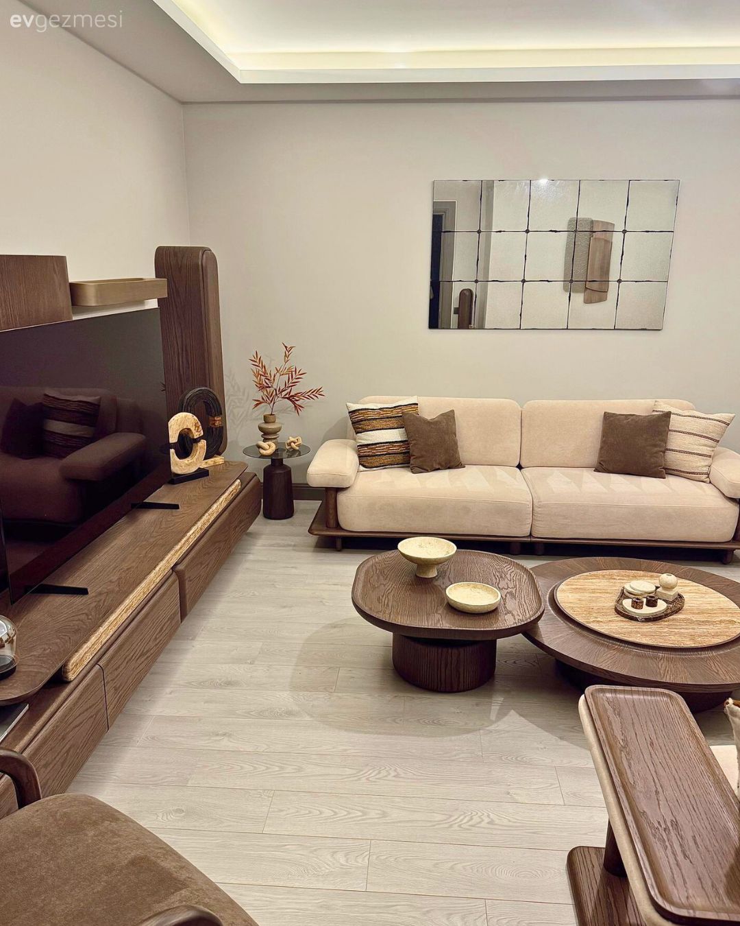 Salon, Modern, Krem, Kahverengi, Koltuk takımı, Kırlent, Ev tekstili, Orta sehpa, Sehpa, Ayna, Fon perde, Perde, Tül perde, Ahşap Mobilya, Dekoratif Objeler, Tv ünitesi, Tv ünitesi aksesuarları, Ev Aksesuar