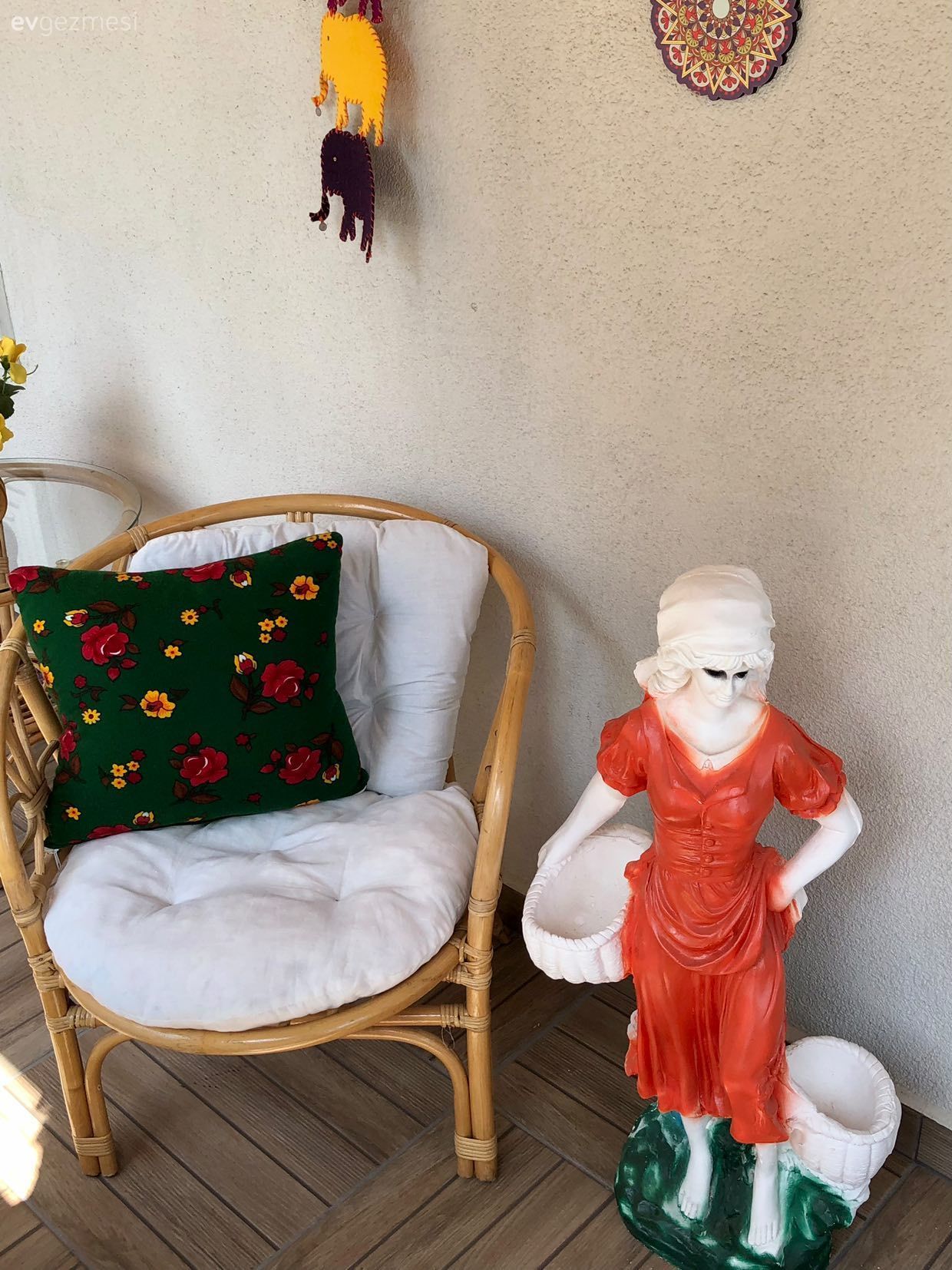 Rattan sandalye, Kırlent, Ev tekstili, Çiçekli desen, Desenler, Yeşil, Turuncu, Dekoratif Objeler