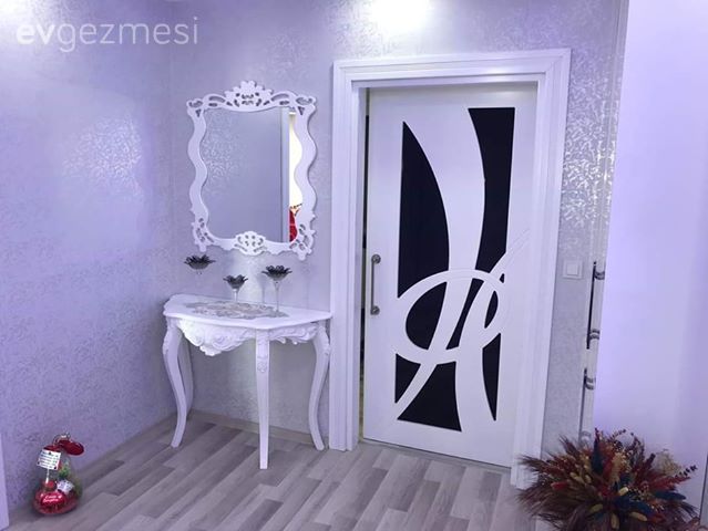 Beyaz, Hol, Lazer kesim kapı, Dresuar, Ayna, Spot aydınlatma, Aydınlatma, Yapay çiçekler