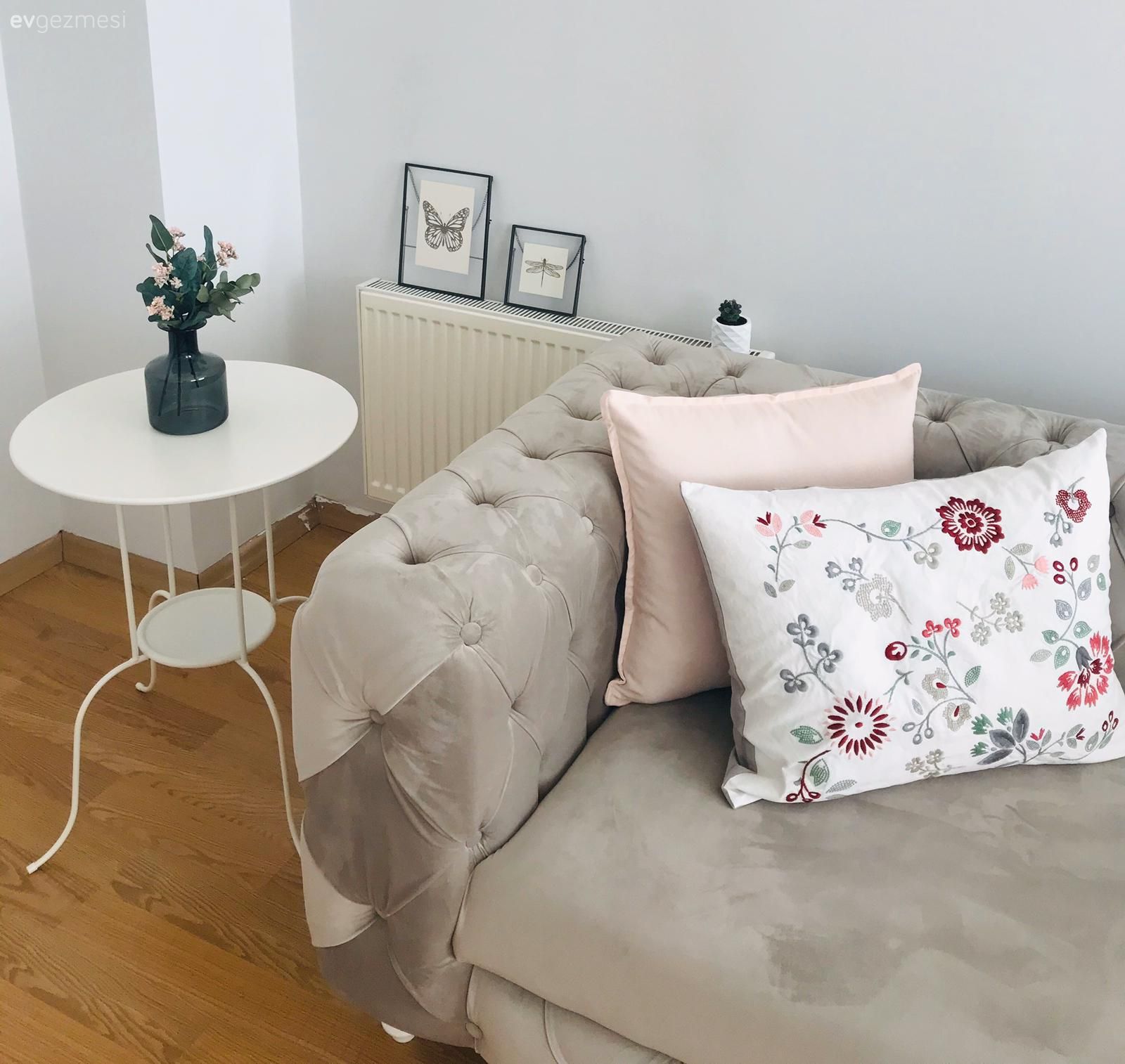 Koltuk takımı, Bej, Gri, Kırlent, Ev tekstili, Çiçekli desen, Desenler, Yan sehpa, Sehpa, Çerçeve