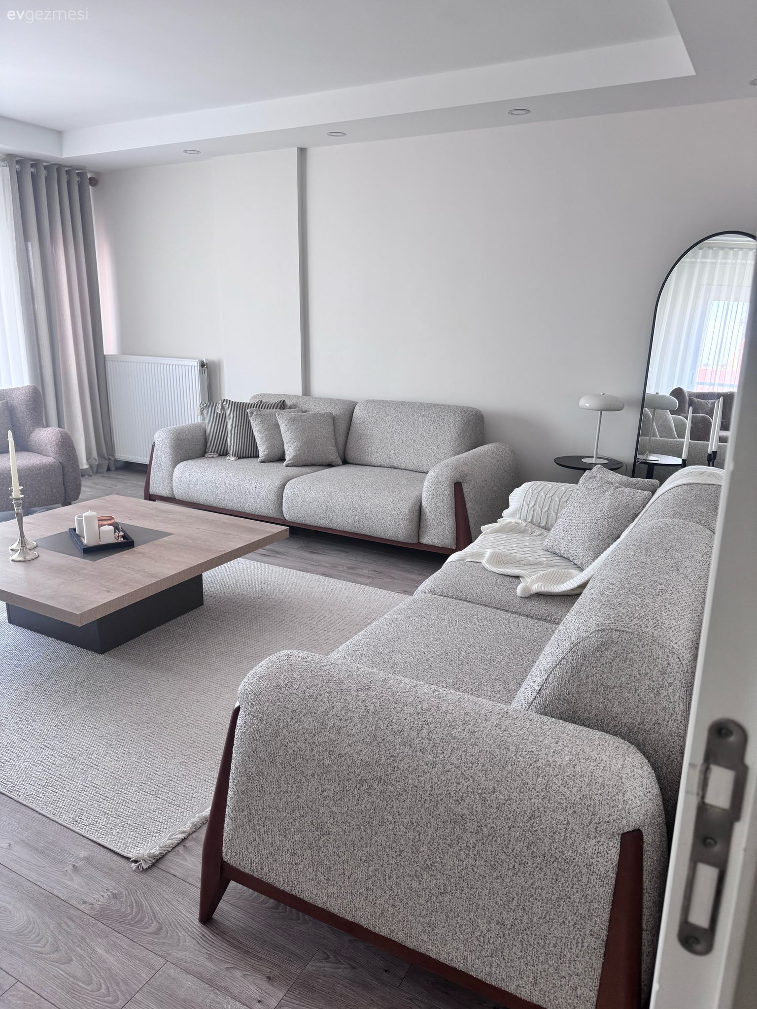 Salon, Modern, Gri, Bej, Krem, Siyah, Kırlent, Ev tekstili, Boy aynası, Ayna, Orta sehpa, Sehpa, Berjer, Fon perde, Perde, Tül perde, Dekoratif Objeler, Halı, Salon halısı