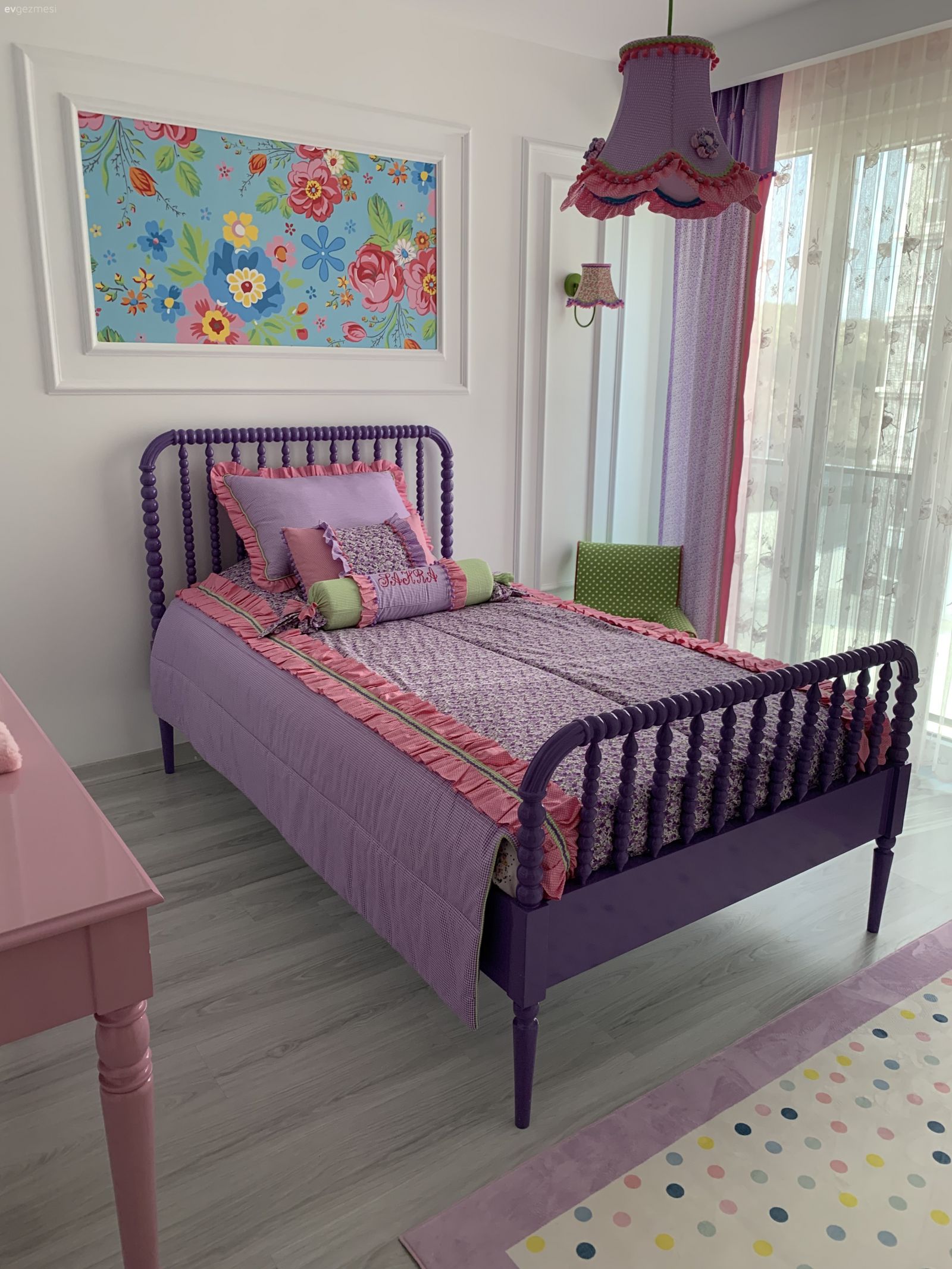 Beyaz ve Ahşap Uyumu Bu İstanbul Evinin Her Köşesinde Yankılanmış