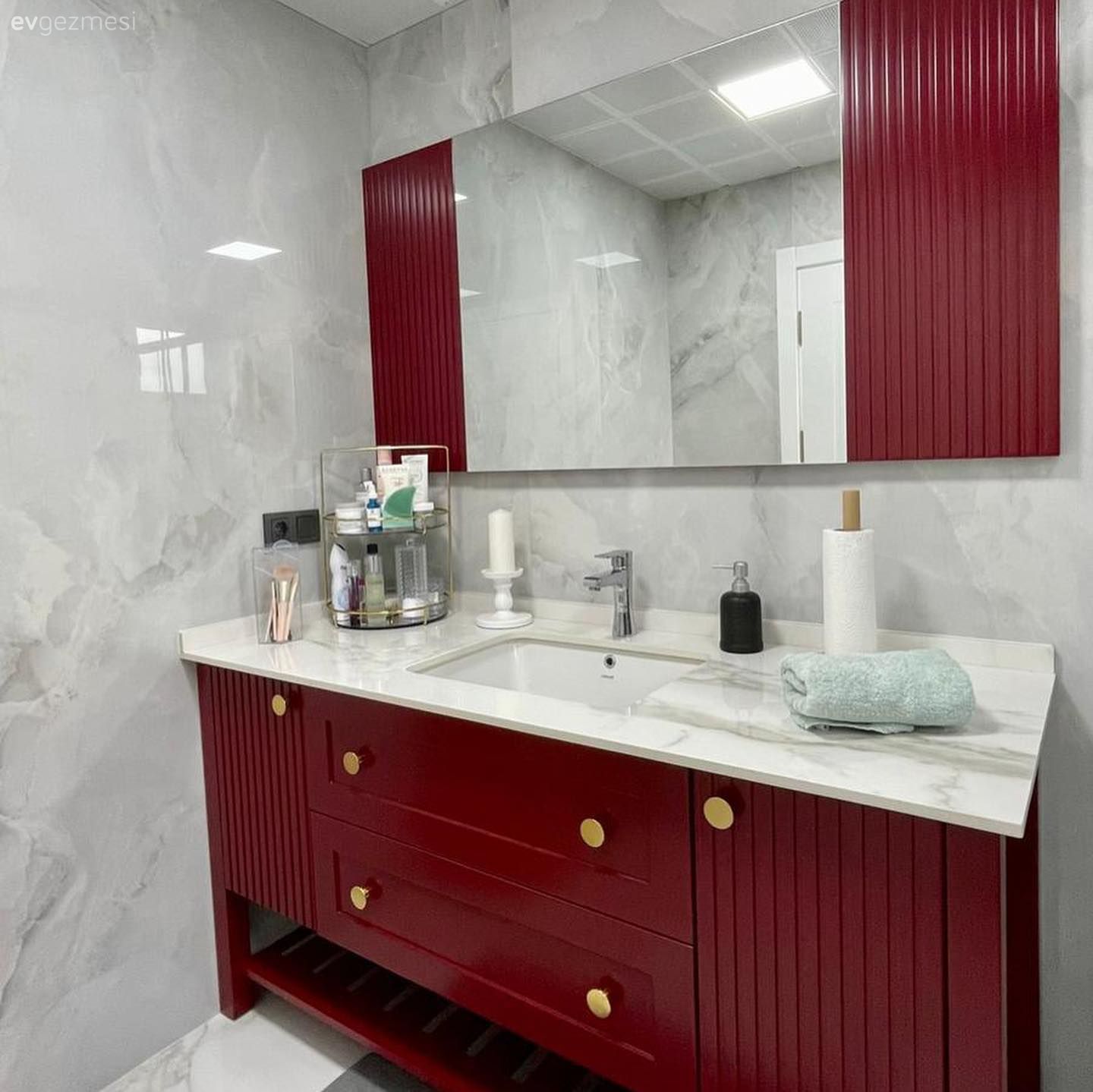 İki Banyosuyla Karşımıza Çıkan Bu Ev Dikkat Çekmede Başarılı