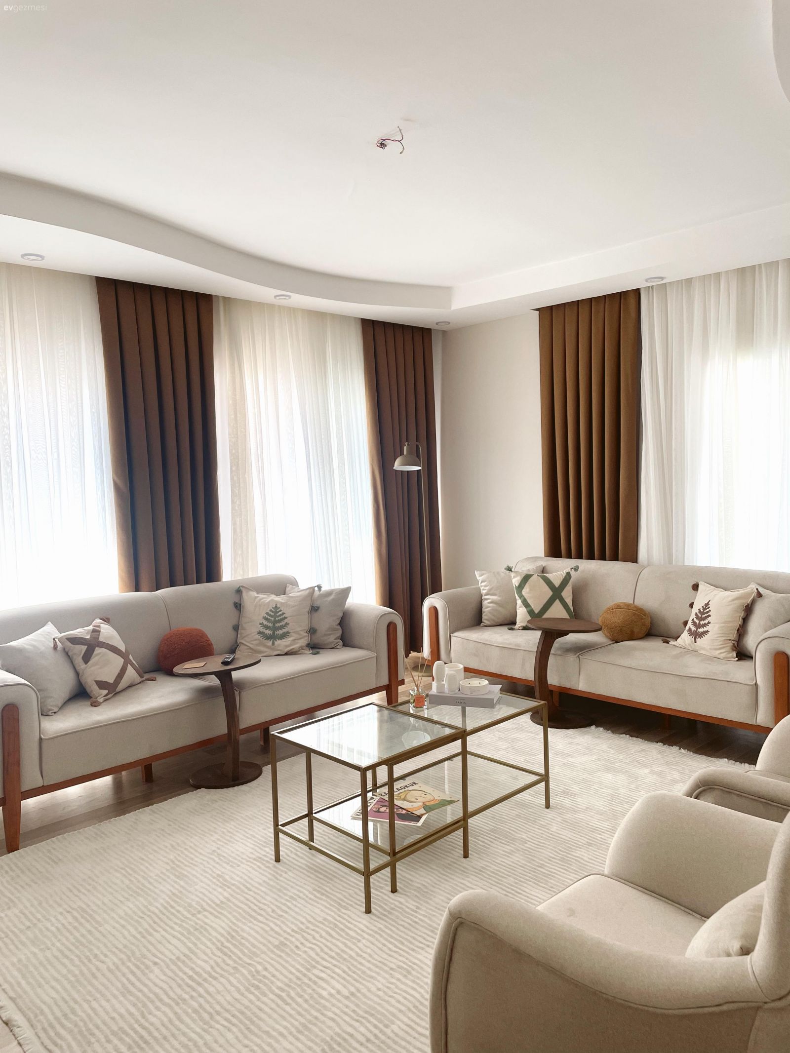 Bu Modern Evde Her Zamana Uyum Sağlayan Parçalar Var