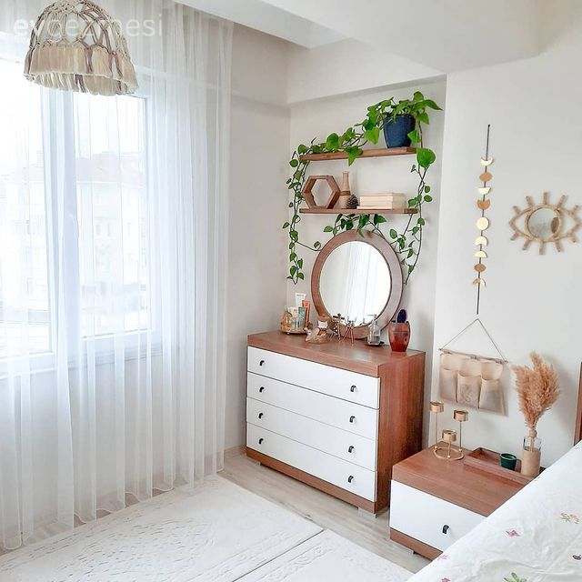 Yatak Odası, Beyaz, Vizon, Krem, Komodin, Ev bitkisi, Duvar rafı, Duvar dekorasyonu, Makrome, Tül perde, Perde