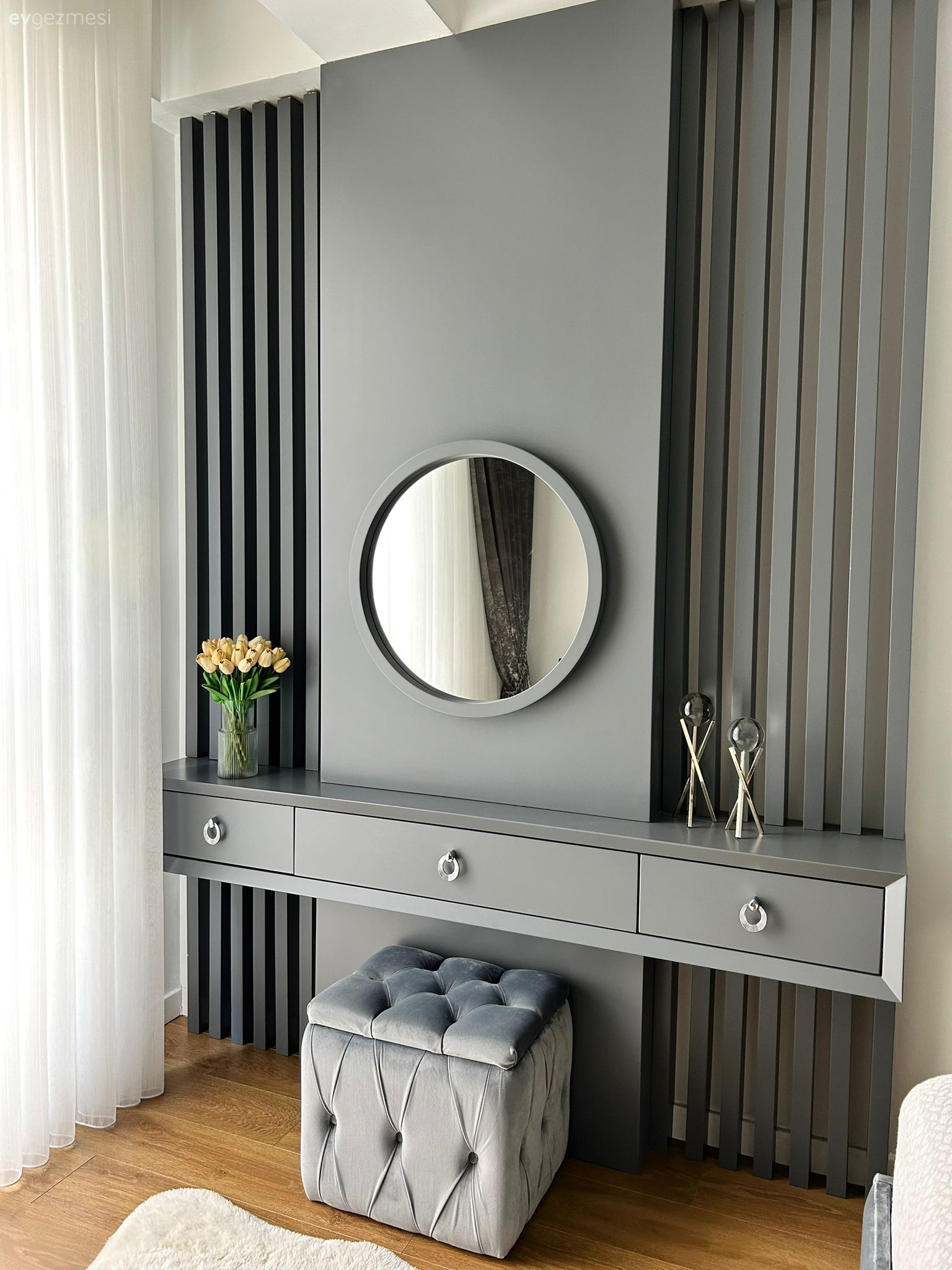 Beyaz ve Siyahı Baş Tacı Eden Bu Ev Zamansız Bir Görünüm Sunuyor!