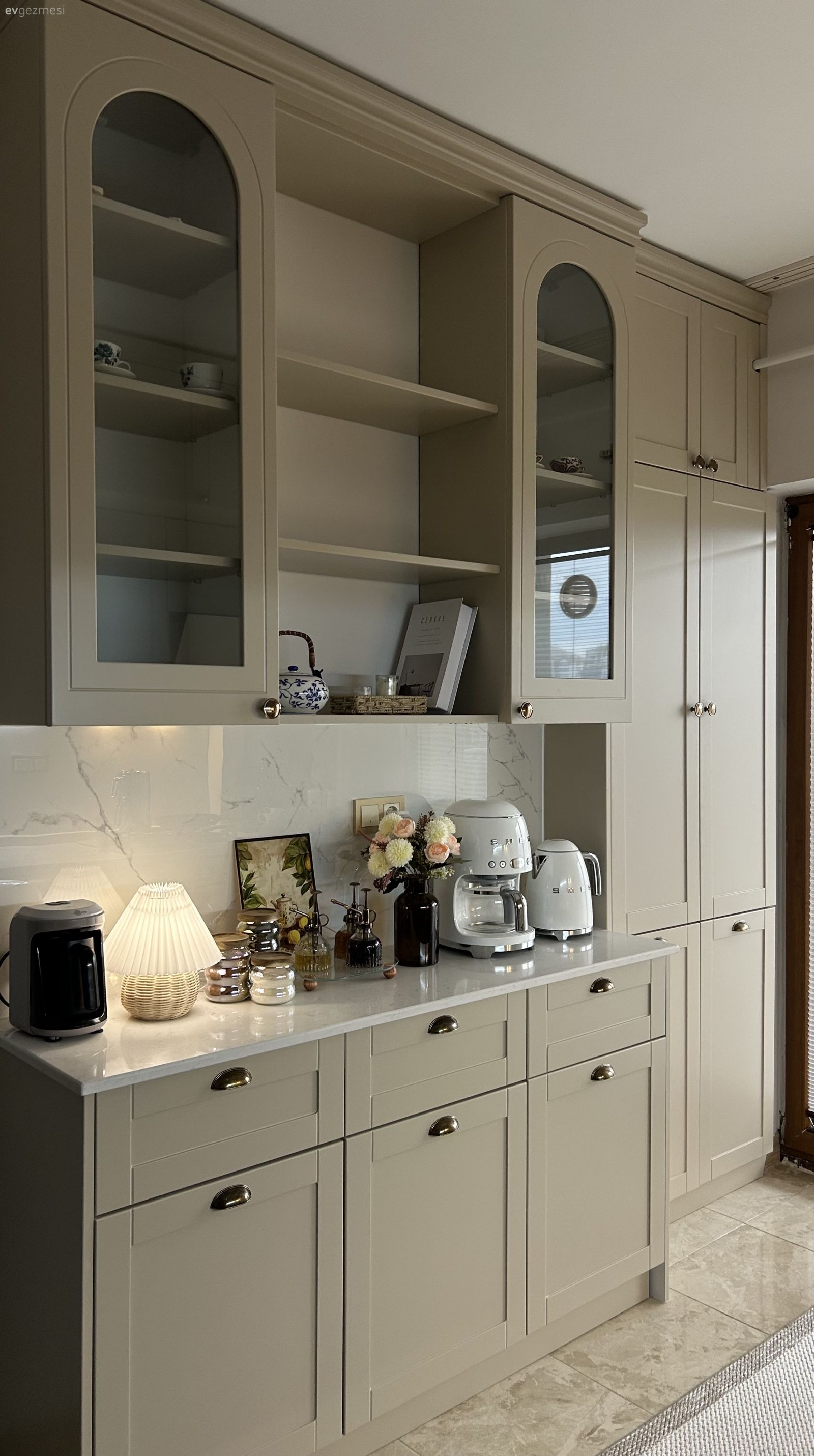 Mutfak, Bej, Gri, Beyaz, Modern, Kahve köşesi, Porselen tezgah, Mutfak tezgahı, Mutfak aksesuarları