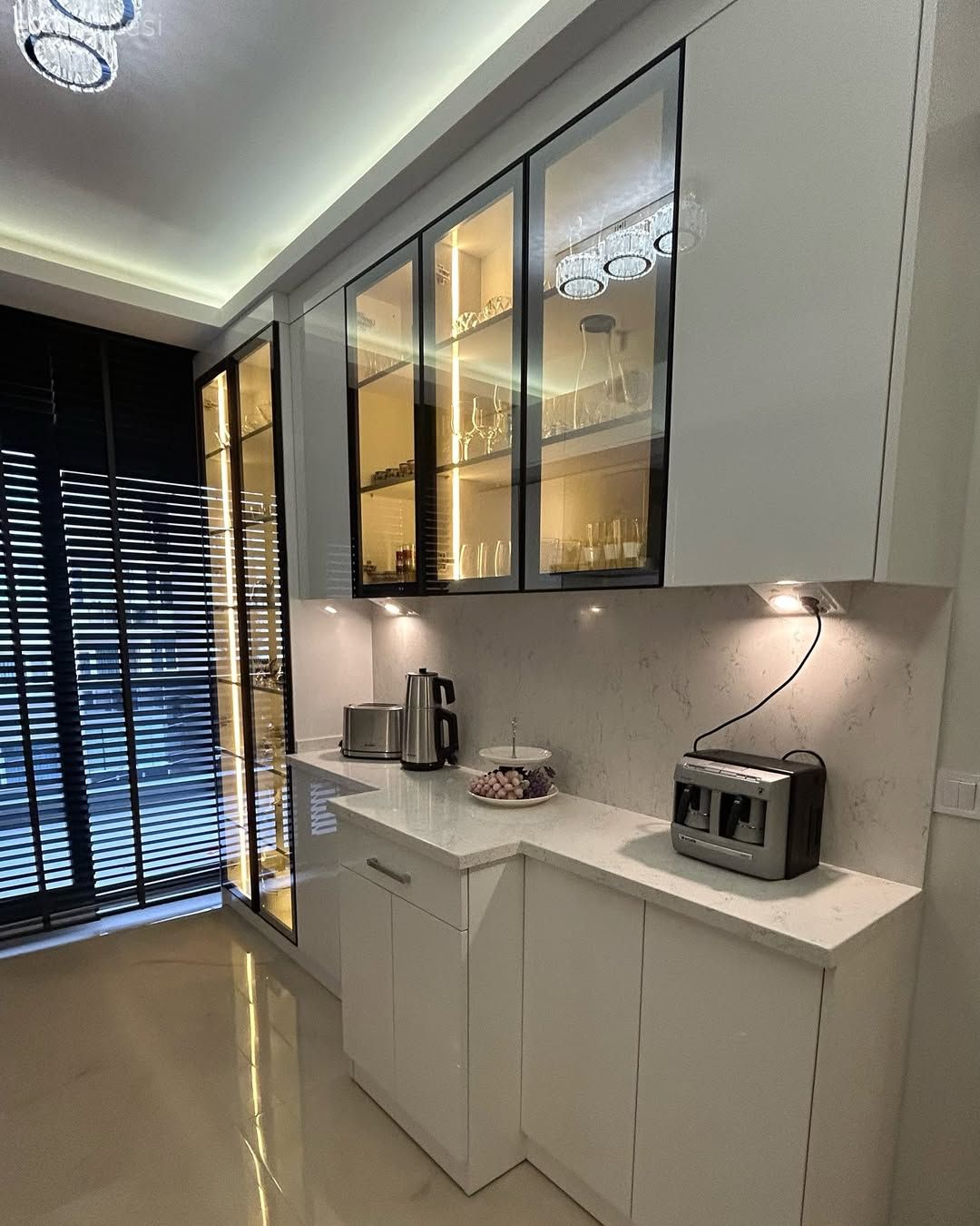 Koridor Tipi Bu Mutfağın Cam Kapakları Alana İlgiyi Arttırmış