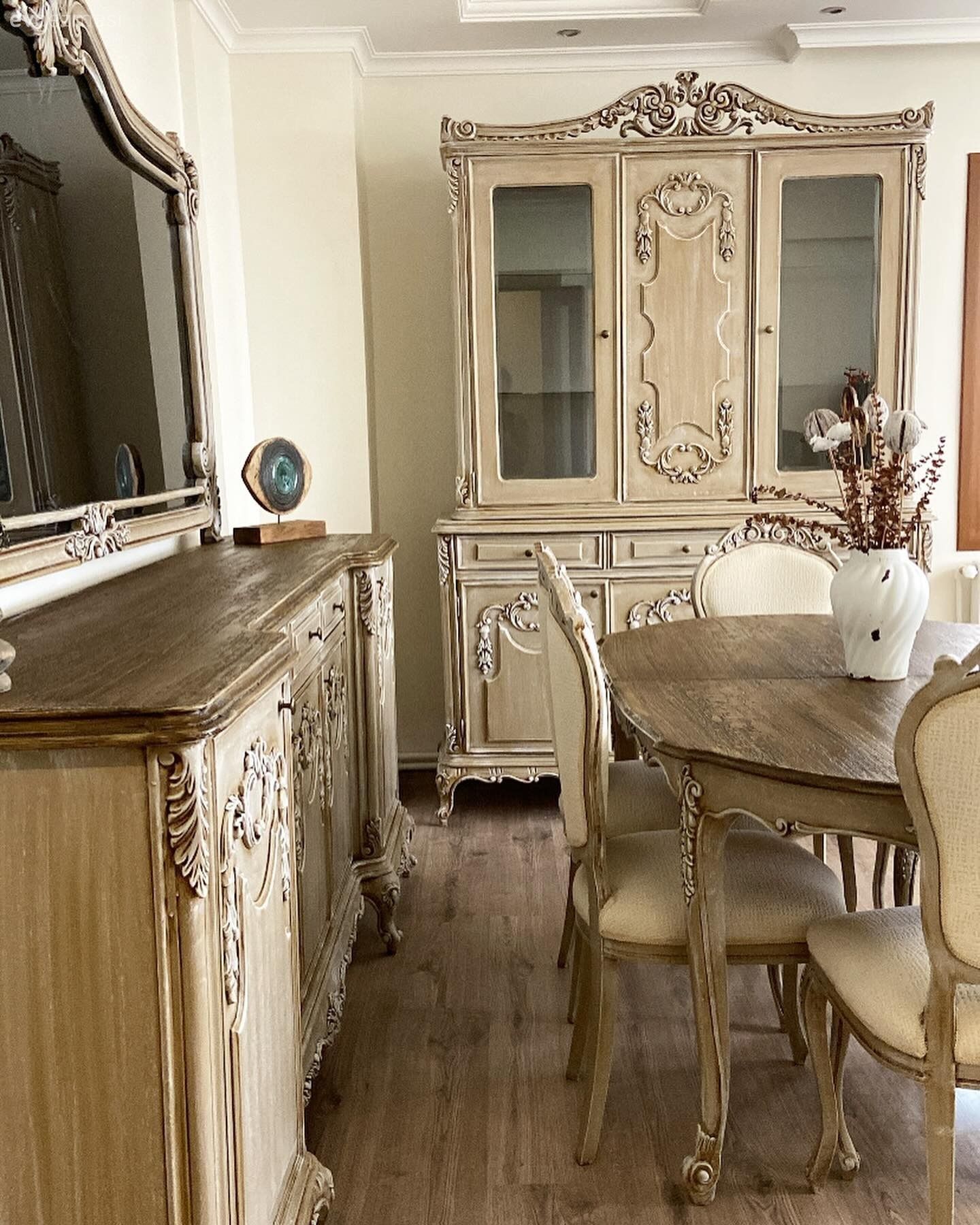 Acı Kahve Mobilyalar Dantel Gibi İşlenmiş Parçalara Dönüşmüş