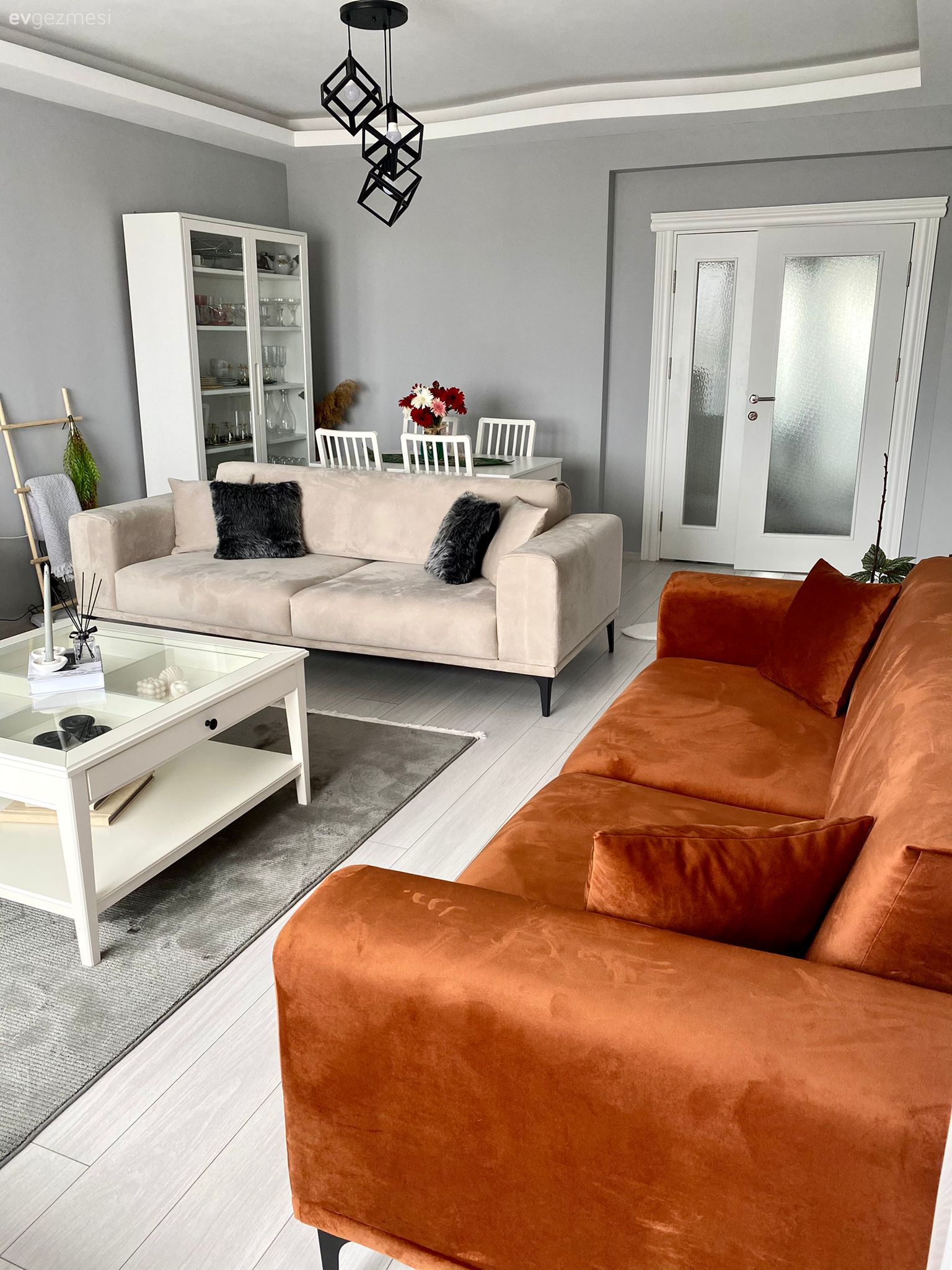 Salon, Modern, Beyaz koltuk, Beyaz, Turuncu, Bej, Siyah, Koltuk takımı, Halı, Salon halısı, Orta sehpa, Sehpa, Kırlent, Ev tekstili, Vitrin, Sandalye, Yemek masası, Avize, Aydınlatma, Salon avizesi, Gri duvar