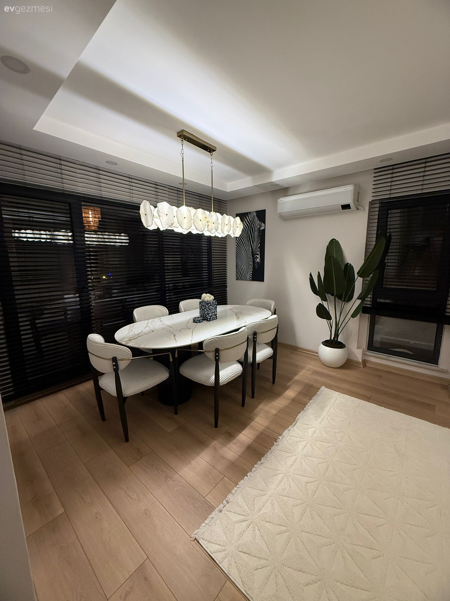 Penceresi Bol Bu Evde Sadelik ve Işıltıya Eşit Oranda Yer Var