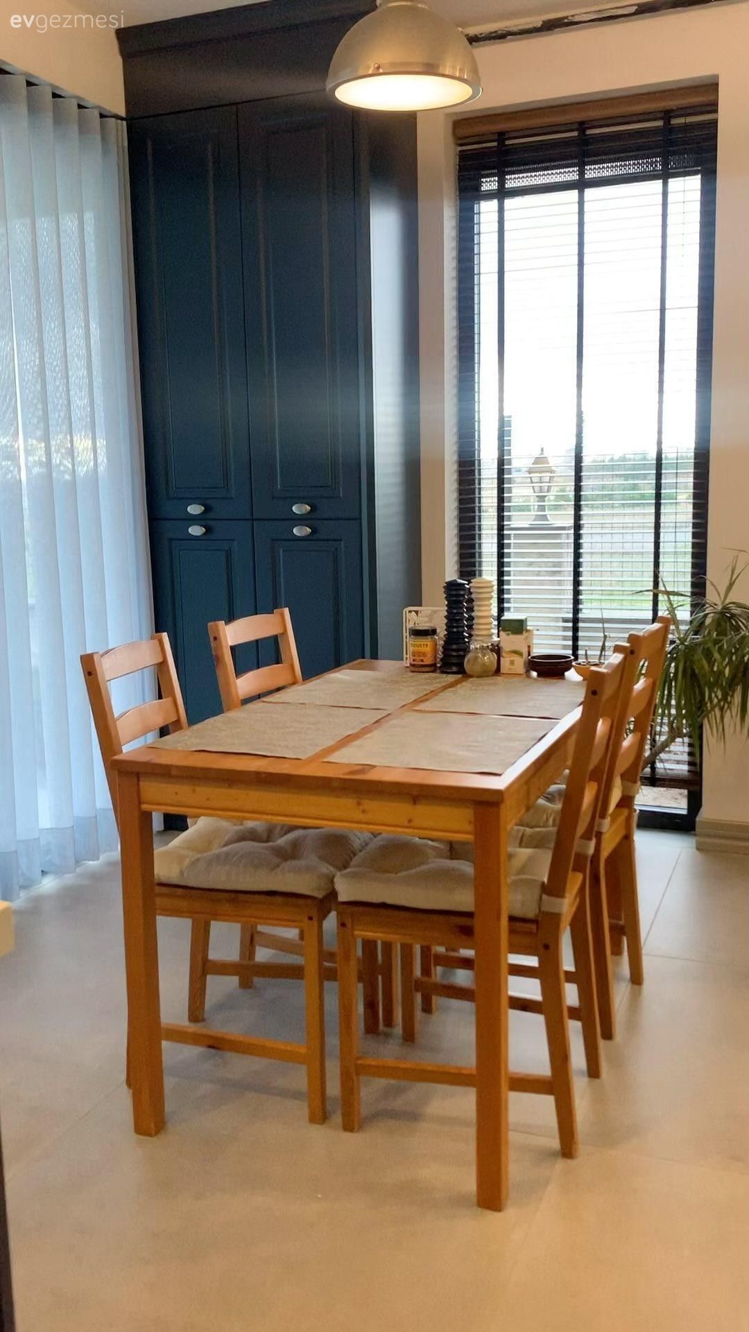 Bu Mavi Mutfakta Renk Şıklık Kaynağı Tasarımlar da İşlevsellik!